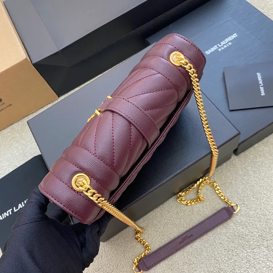 Burgundy ball pattern/gold buckle 🌈YSL new style 𝑬𝒏𝒗𝒆𝒍𝒐𝒑𝒆#Small size 21CM Original grain embossed quilted leather envelope bag is classic and timeless, the sky-high V pattern and rhombus caviar pattern, Italian ZP original cowhide with eye-catching Y family logo, elegant and fashionable all in one! Get it and it’s ZP! 20220680 Model: 600915 [original leather] Size: 21x13x6cm