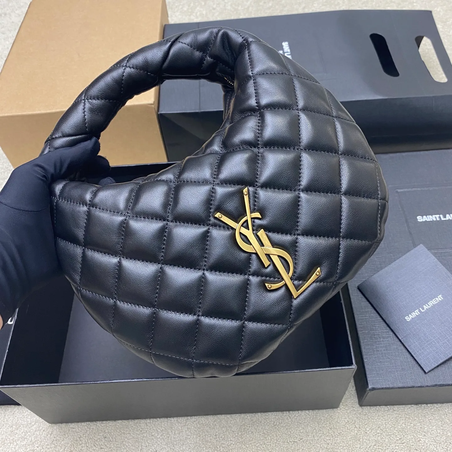 Black sheepskin/gold 🌈ICARE baby nappa sheepskin handbag The much-anticipated croissant-shaped bag 🥐 makes its debut. The iconic metal logo is embellished on it. It perfectly combines retro and modern feel. It can be called one of the most anticipated It Bags this season. Whether it's for daily outings or night parties, this bag can be easily carried! 20250750 Model: 851689 [original leather] Size: 17cm×18×4cm