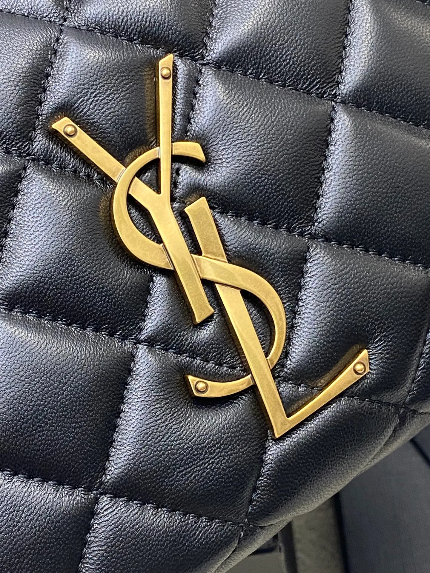 Black sheepskin/gold 🌈ICARE baby nappa sheepskin handbag The much-anticipated croissant-shaped bag 🥐 makes its debut. The iconic metal logo is embellished on it. It perfectly combines retro and modern feel. It can be called one of the most anticipated It Bags this season. Whether it's for daily outings or night parties, this bag can be easily carried! 20250750 Model: 851689 [original leather] Size: 17cm×18×4cm