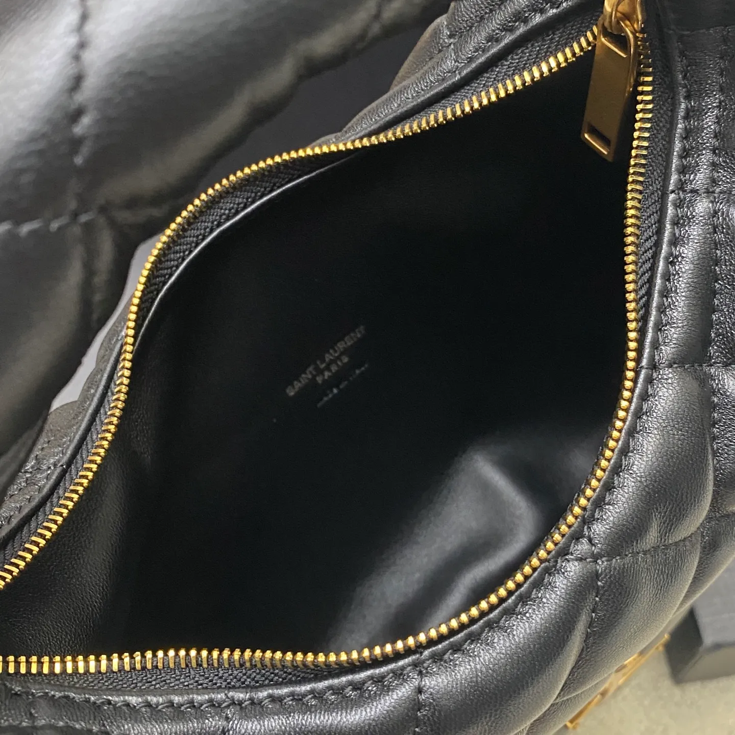 Black sheepskin/gold 🌈ICARE baby nappa sheepskin handbag The much-anticipated croissant-shaped bag 🥐 makes its debut. The iconic metal logo is embellished on it. It perfectly combines retro and modern feel. It can be called one of the most anticipated It Bags this season. Whether it's for daily outings or night parties, this bag can be easily carried! 20250750 Model: 851689 [original leather] Size: 17cm×18×4cm