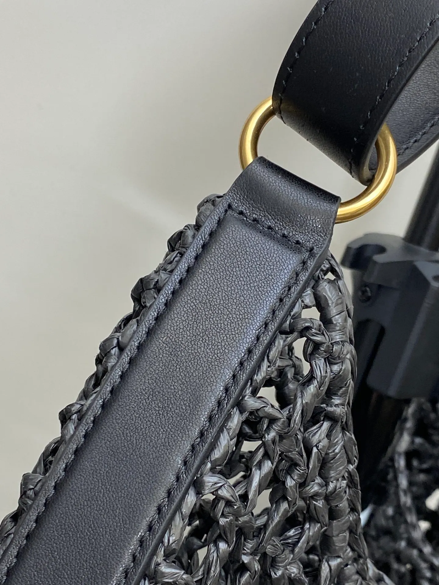 p1700 Premium original woven black/gold 🌈The newly launched oxalis woven shoulder bag is also the best choice for vacation. It is made of raffia woven into a grid texture. The hollow style creates a light and translucent visual effect, with a little exquisite feeling! Paired with a double-layer leather shoulder strap, the iconic golden metal hardware in the center of the bag becomes the highlight👍20240 Model: 773984 [Original leather] Size: 37x40x3cm [This size does not come with packaging]