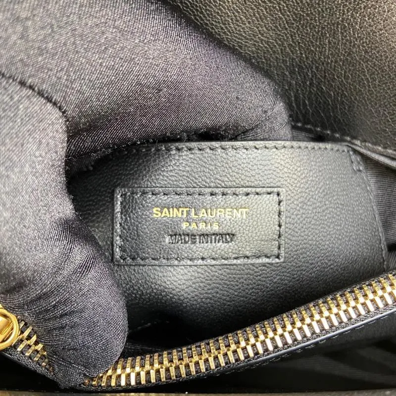 💰1300 black sheepskin/old gold 🌈Original leather version of the classic messenger bag👍The messenger bag is also known as the messenger bag. As the name suggests, it is the bag that the postman carries when delivering newspapers and letters. Bags similar to the bags carried by the postmen are collectively called messenger bags👉This one from Y must be on the list! 20230650 Model: 392737 [original leather] Size: 24x17x6.5cm