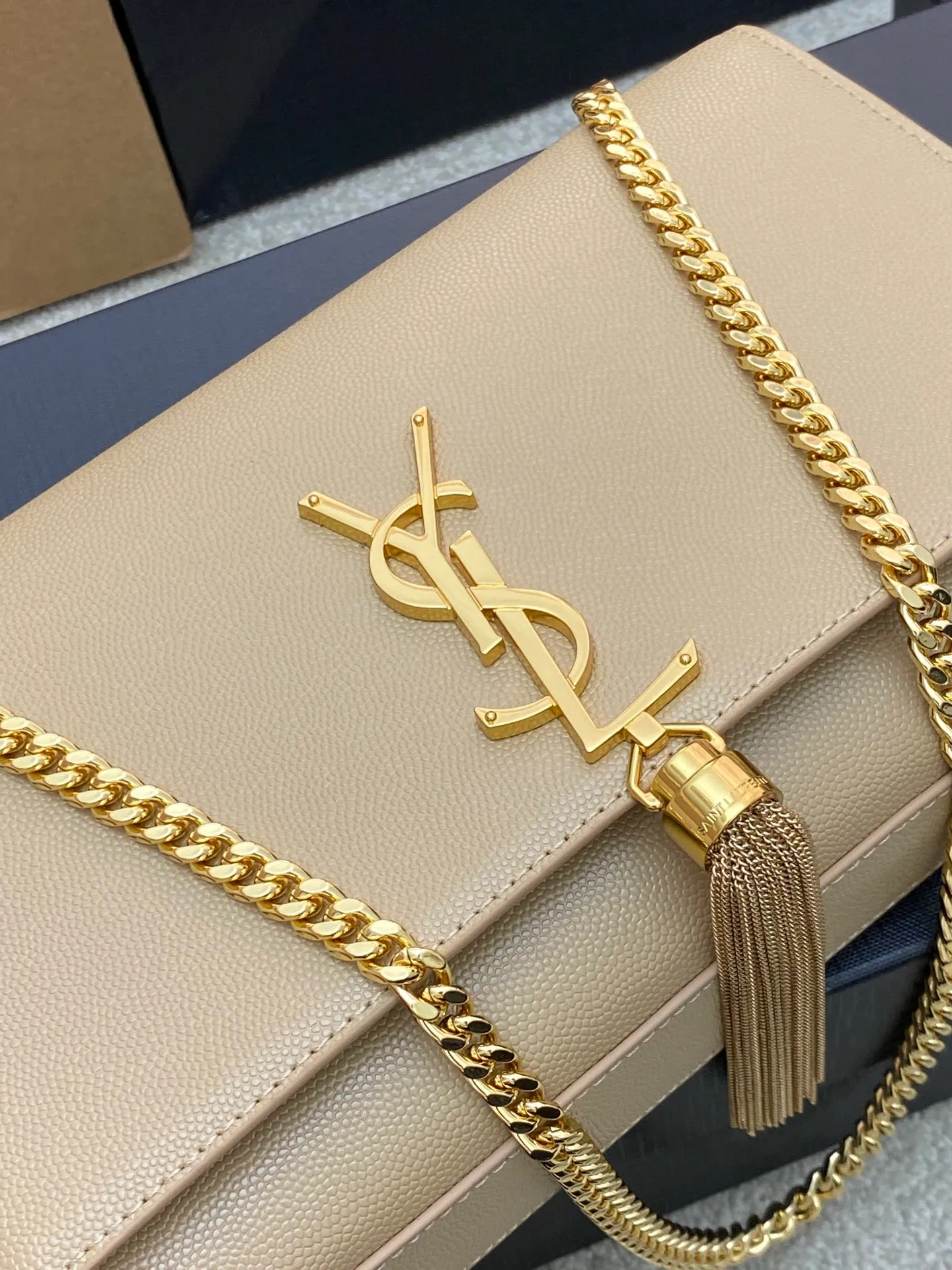 💰1300 ball pattern apricot/gold buckle 🌈Y’s most classic style Kate crocodile pattern chain crossbody bag! A versatile style that is a must-have in every girl’s wardrobe! High-quality original crocodile embossed cowhide, wear-resistant and scratch-resistant, no need to take special care of it💫Believe me, kate is definitely an eternal classic. No Y family tassel bag would dare to call itself fashionable👍20210650 Model: 377829 [original leather] Size: 24*14.5*5.5cm