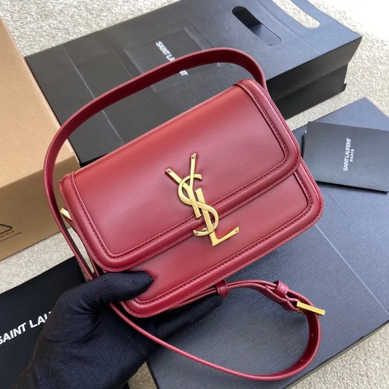 💰1600 toothpick pattern maroon/antique gold 🌈The most eye-catching new autumn and winter product-Solferino The bag comes in two sizes and is made of high-grade BOX cowhide. The leather surface feels very flexible. The interior is designed with a three-layer accordion partition, which can easily accommodate daily necessities for going out on the street. The new and special switch buckle - opened with half an L button, will surprise you 😁 Adjustable shoulder strap, fashionable, versatile and practical 👍 20210800 Size: 19*14*6cm Model: 634306 [original leather]