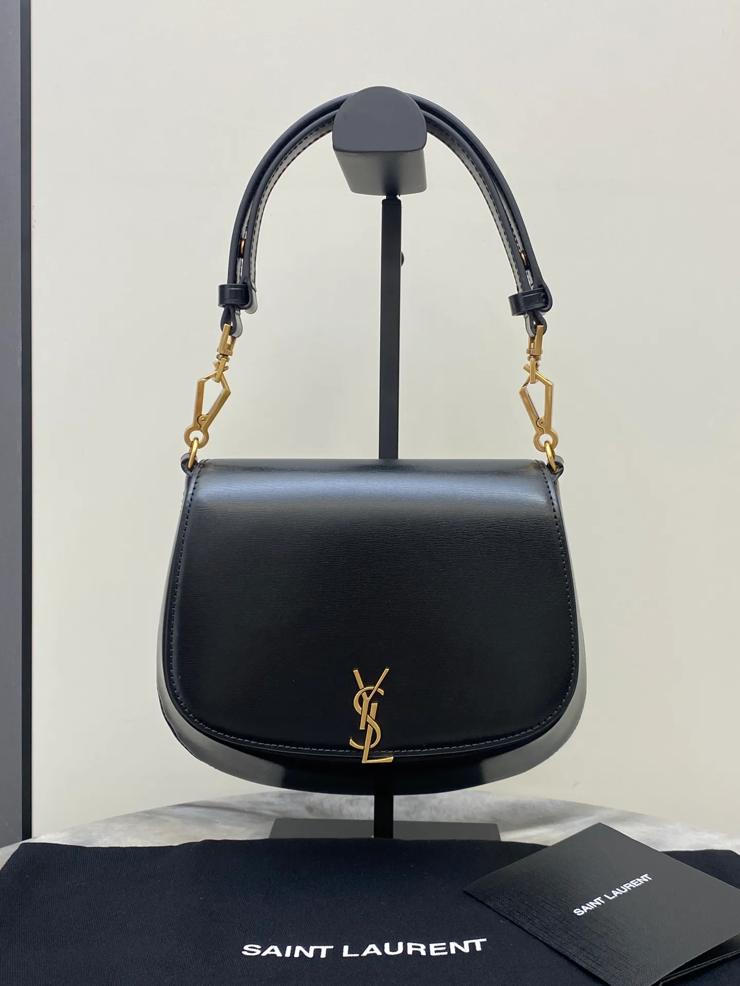 💰1500 black toothpick pattern/antique gold 🌈𝙑𝙊𝙇𝙏𝘼𝙄𝙍𝙀 𝘽𝙊𝙓 The new Voltaire armpit/saddle bag~is a bright new star in the fashion industry! This bag perfectly combines the fashion of an underarm bag with the unique shape of a saddle bag, presenting a unique charm. Its Cassandra hardware opening and closing design is unique, not only showing a luxurious texture, but also adding practicality. The calfskin material is delicate and soft, and feels great to the touch, showing its high quality! This modern style handbag has a flat pocket inside and an adjustable handle, making it suitable for hand or shoulder carry! The shoulder strap is adjustable, giving you a variety of different carrying methods. Whether it is carried on the shoulder, cross-body or hand-held, it can be easily controlled to meet your needs in various occasions👑20240750 Model: 800846 [original leather] Size: 17.5x21x8cm