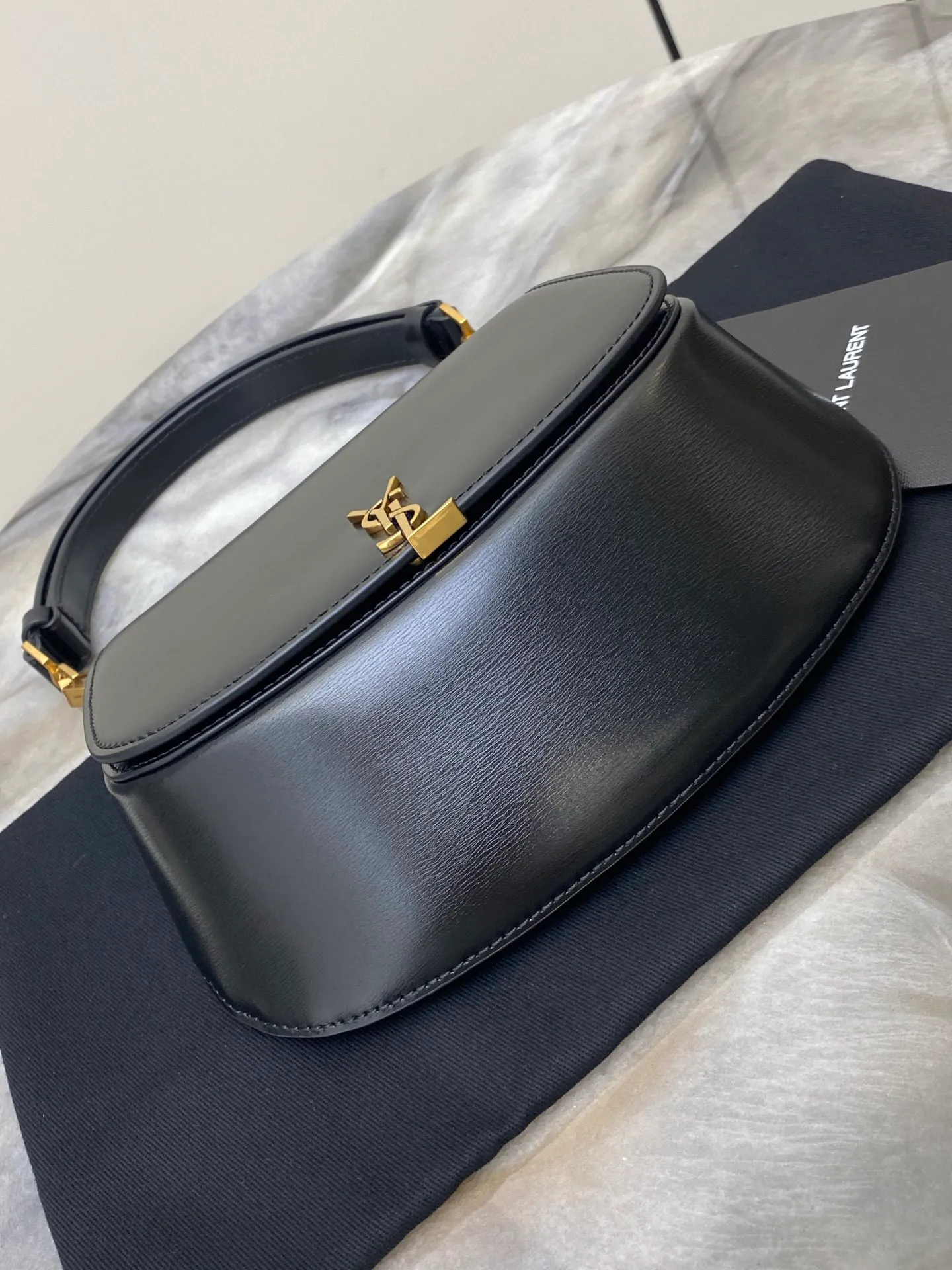 💰1500 black toothpick pattern/antique gold 🌈𝙑𝙊𝙇𝙏𝘼𝙄𝙍𝙀 𝘽𝙊𝙓 The new Voltaire armpit/saddle bag~is a bright new star in the fashion industry! This bag perfectly combines the fashion of an underarm bag with the unique shape of a saddle bag, presenting a unique charm. Its Cassandra hardware opening and closing design is unique, not only showing a luxurious texture, but also adding practicality. The calfskin material is delicate and soft, and feels great to the touch, showing its high quality! This modern style handbag has a flat pocket inside and an adjustable handle, making it suitable for hand or shoulder carry! The shoulder strap is adjustable, giving you a variety of different carrying methods. Whether it is carried on the shoulder, cross-body or hand-held, it can be easily controlled to meet your needs in various occasions👑20240750 Model: 800846 [original leather] Size: 17.5x21x8cm