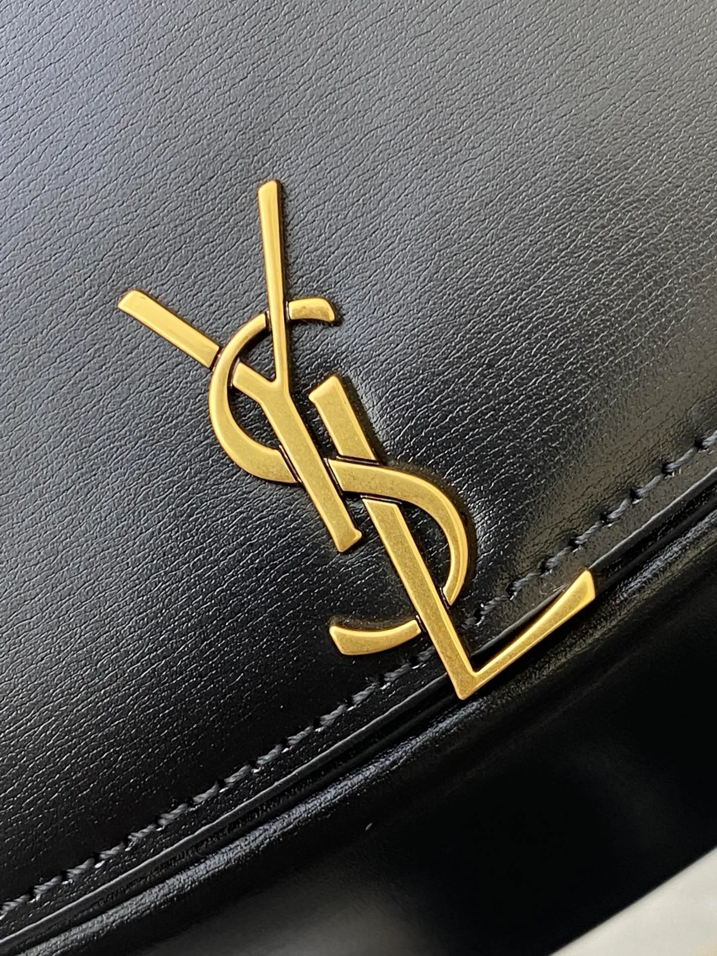 💰1500 black toothpick pattern/antique gold 🌈𝙑𝙊𝙇𝙏𝘼𝙄𝙍𝙀 𝘽𝙊𝙓 The new Voltaire armpit/saddle bag~is a bright new star in the fashion industry! This bag perfectly combines the fashion of an underarm bag with the unique shape of a saddle bag, presenting a unique charm. Its Cassandra hardware opening and closing design is unique, not only showing a luxurious texture, but also adding practicality. The calfskin material is delicate and soft, and feels great to the touch, showing its high quality! This modern style handbag has a flat pocket inside and an adjustable handle, making it suitable for hand or shoulder carry! The shoulder strap is adjustable, giving you a variety of different carrying methods. Whether it is carried on the shoulder, cross-body or hand-held, it can be easily controlled to meet your needs in various occasions👑20240750 Model: 800846 [original leather] Size: 17.5x21x8cm