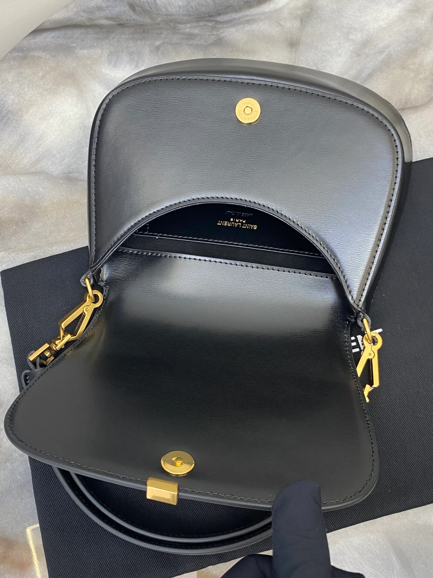 💰1500 black toothpick pattern/antique gold 🌈𝙑𝙊𝙇𝙏𝘼𝙄𝙍𝙀 𝘽𝙊𝙓 The new Voltaire armpit/saddle bag~is a bright new star in the fashion industry! This bag perfectly combines the fashion of an underarm bag with the unique shape of a saddle bag, presenting a unique charm. Its Cassandra hardware opening and closing design is unique, not only showing a luxurious texture, but also adding practicality. The calfskin material is delicate and soft, and feels great to the touch, showing its high quality! This modern style handbag has a flat pocket inside and an adjustable handle, making it suitable for hand or shoulder carry! The shoulder strap is adjustable, giving you a variety of different carrying methods. Whether it is carried on the shoulder, cross-body or hand-held, it can be easily controlled to meet your needs in various occasions👑20240750 Model: 800846 [original leather] Size: 17.5x21x8cm