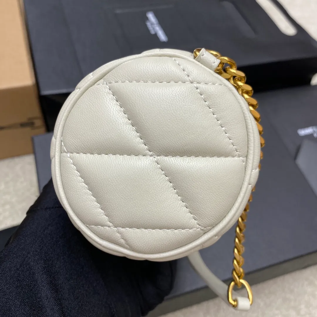 p1320 The top product on the market, sheepskin white/gold 🌈YSL’s new sade small armpit cylinder bag, lambskin 🐏 with retro metal chain, just right for those who like small round bags 🤗The capacity is much larger than woc, and it looks great on the back in summer 👍20220660 Model: 699703 [original leather] Size: 20x10x10cm