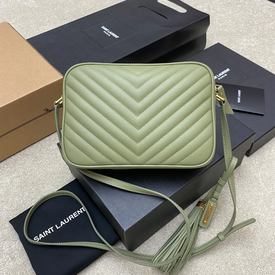 Avocado green plain leather/gold 🌈The popular Y family LOU BAG camera bag is super lightweight and has an amazing capacity 👍Original ZP leather‼ ️Delicate and high-end, the leather feels super good👍The simple bag body is embellished with Y’s classic logo, the shoulder straps can be adjusted, and the tassel pendant can be removed, making it lightweight and versatile! 20220680 Model: 505730 [original leather] Size: 23*16*6cm