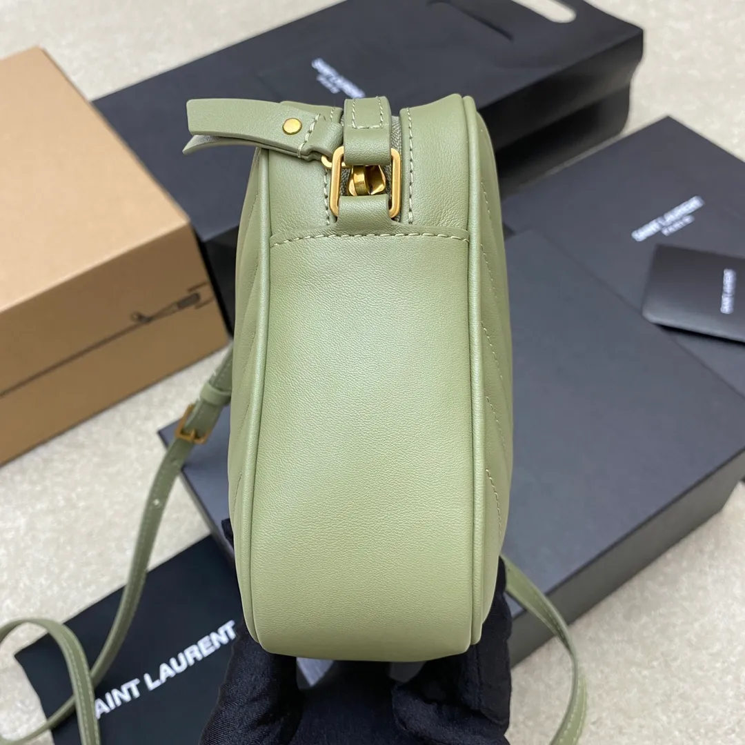 Avocado green plain leather/gold 🌈The popular Y family LOU BAG camera bag is super lightweight and has an amazing capacity 👍Original ZP leather‼ ️Delicate and high-end, the leather feels super good👍The simple bag body is embellished with Y’s classic logo, the shoulder straps can be adjusted, and the tassel pendant can be removed, making it lightweight and versatile! 20220680 Model: 505730 [original leather] Size: 23*16*6cm