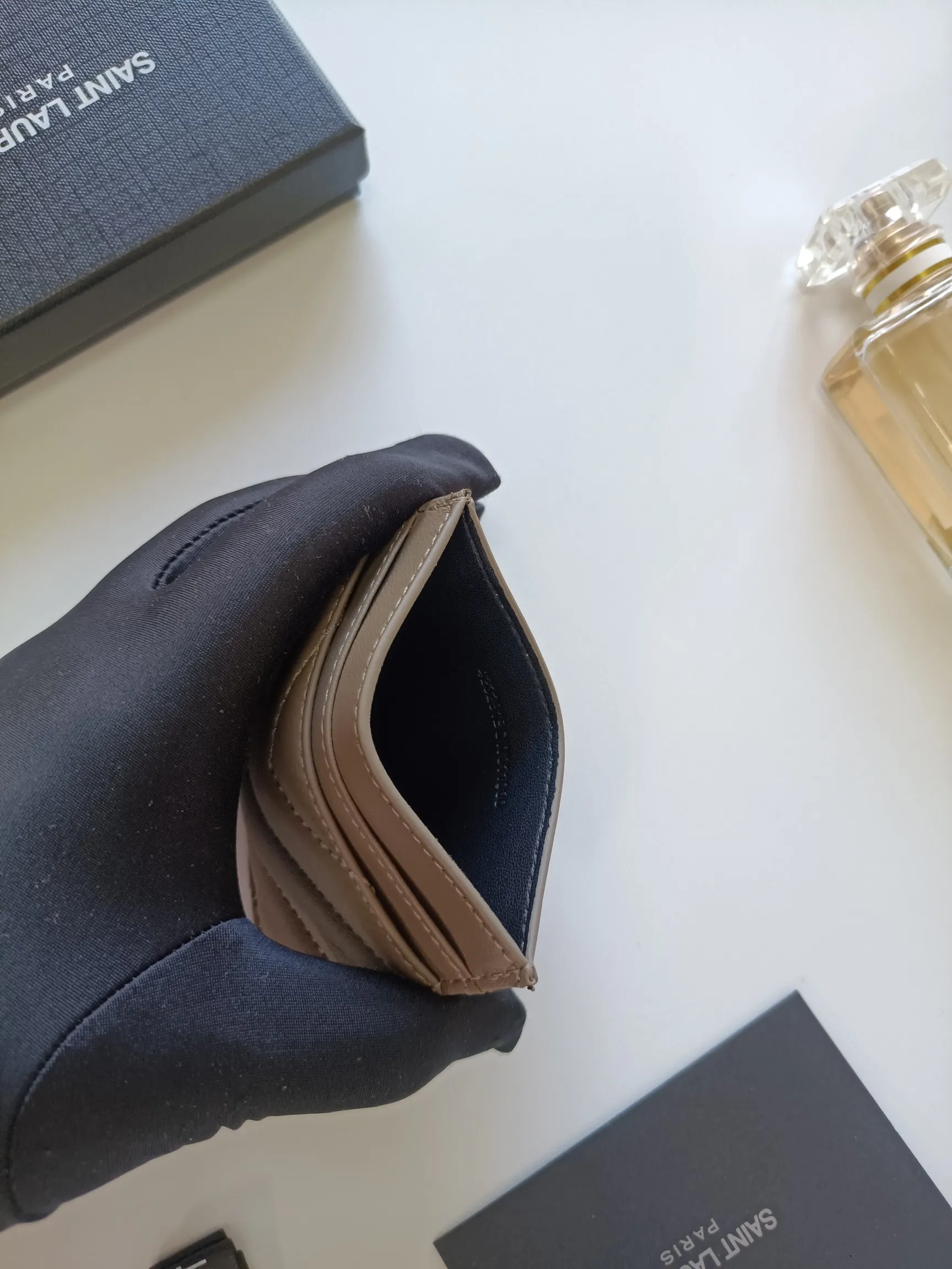 💰90 Saint Laurent new product shipped👉Genuine pickup bag, 🎀Sheep pattern microfiber lining, jacquard embossed stitching sheepskin credit card holder, metal interlocking YSL logo original single-pair hardware, replica details😋Style number: 423291😎Size: 10.5×7.5×0.5cm