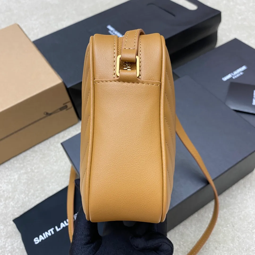 Caramel color plain leather/gold 🌈The popular Y family LOU BAG camera bag is super lightweight and has an amazing capacity 👍Original ZP leather‼ ️Delicate and high-end, the leather feels super good👍The simple bag body is embellished with Y’s classic logo, the shoulder straps can be adjusted, and the tassel pendant can be removed, making it lightweight and versatile! 20220680 Model: 505730 [original leather] Size: 23*16*6cm