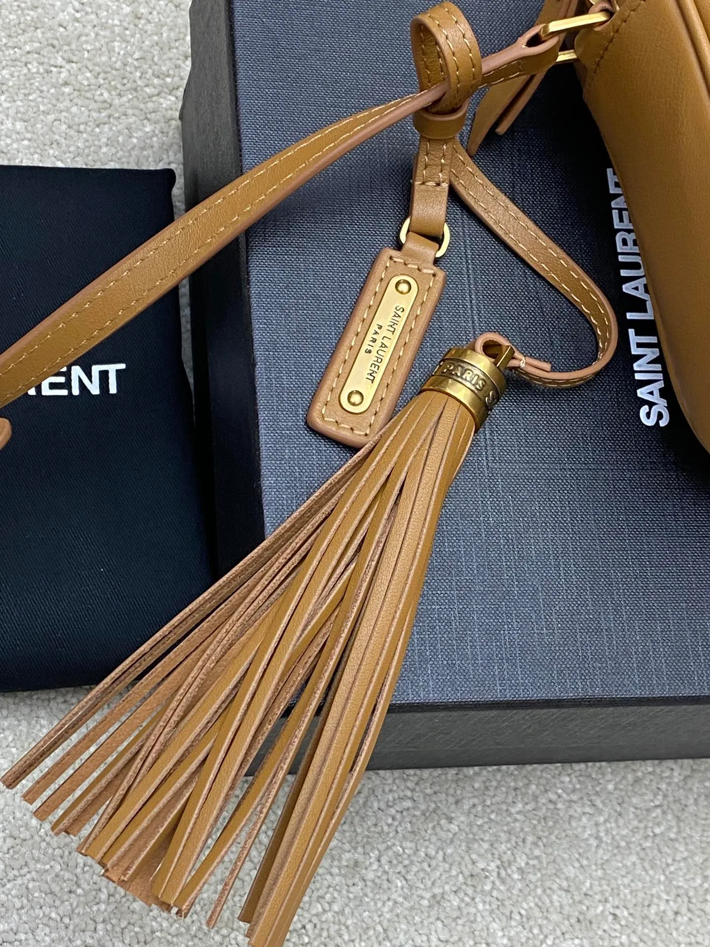 Caramel color plain leather/gold 🌈The popular Y family LOU BAG camera bag is super lightweight and has an amazing capacity 👍Original ZP leather‼ ️Delicate and high-end, the leather feels super good👍The simple bag body is embellished with Y’s classic logo, the shoulder straps can be adjusted, and the tassel pendant can be removed, making it lightweight and versatile! 20220680 Model: 505730 [original leather] Size: 23*16*6cm