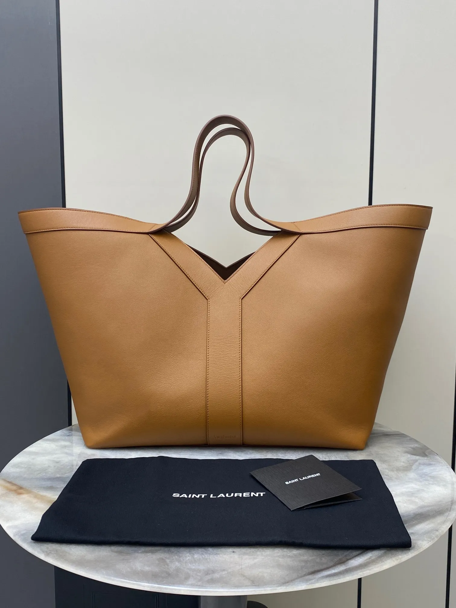 💰2700 Brown plain/antique gold 🌈Y’s new fine grain leather tote bag! Fully lined design in tonal suede ~ embellished with a delicate Y letter logo inspired by the brand’s historical archives _ The shopping bag is lightweight and large in capacity! It has an internal zipper pocket and hook closure, suede lining, bronze metal hardware hook closure, an internal zipper pocket, and minimalist lines. The Y is simple but not simple! The bag style is casual and straightforward! The cowhide material is very light, soft and easy to care for👍202401350 Model: 817602 [Original leather] Dimensions: Bottom length𝟑𝟗×Height𝟑𝟒×Bag mouth length𝟔𝟎-Width𝟐𝟐𝙘𝙢 (Note: This size does not come with packaging)