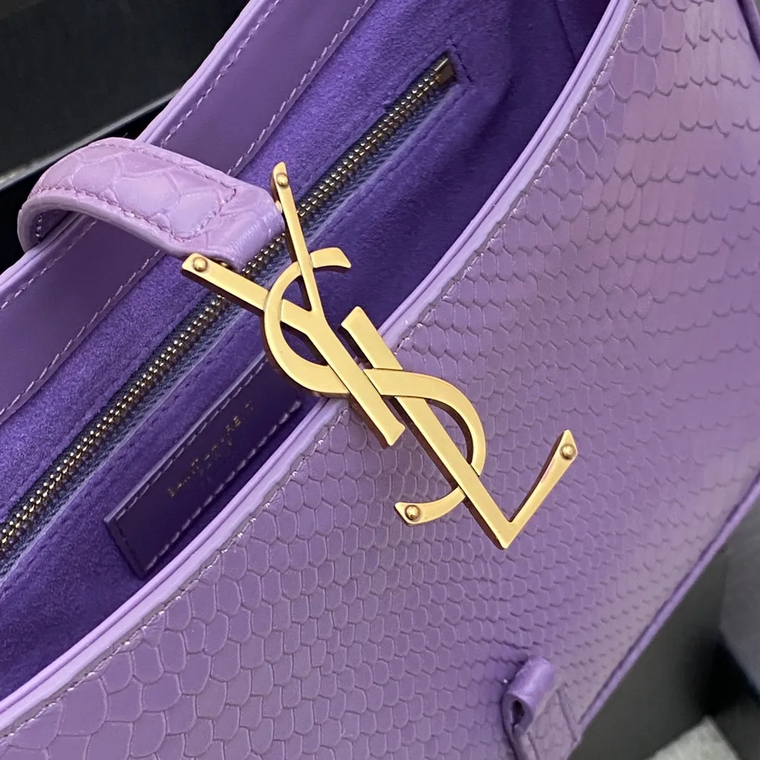 💰1360 purple snake pattern/gold 🌈𝑳𝑬 5 𝐀̀ 7 new snake pattern, Y family’s armpit bag that is extremely popular this year. The outline of the bag itself is simple and three-dimensional, and it looks stiff but not too sharp. Paired with the brand's iconic plug-in buckle, the overall look gives a unique and elegant look that is both classic and elegant, yet also fashionable and modern! 20230680 Model: 657228 [original leather] Size: 24.5x16x6cm