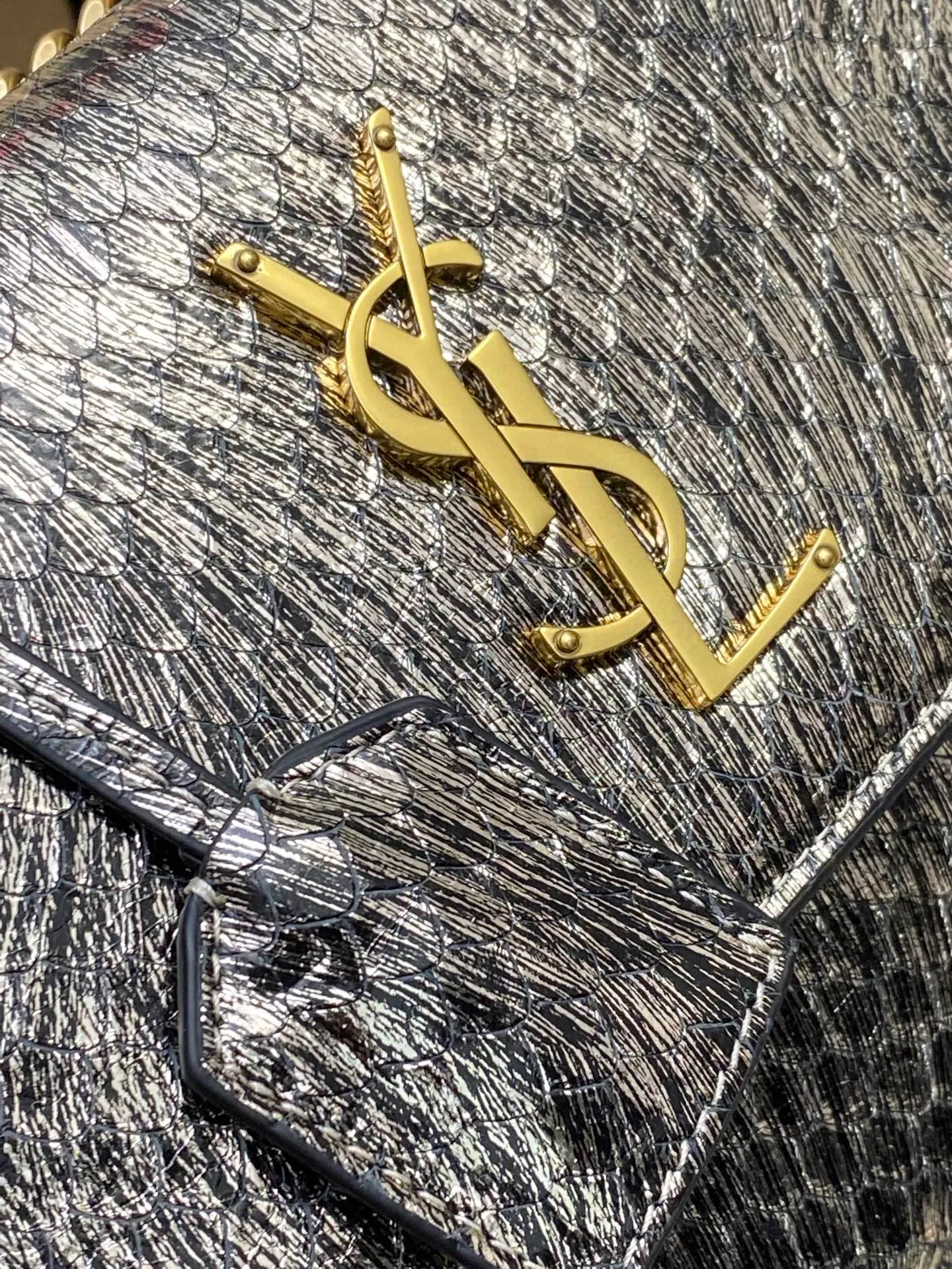 💰1640 Gold Snake Pattern Sheepskin/Gold 🌈Sunset Snake Pattern Model The sheepskin has a snakeskin effect, the scales are a little raised, it is very fragile, please take care of it carefully. Originally made of cowhide, it would be more durable, but the result is not as good as sheepskin, and the genuine product is also sheepskin. Limited edition in designated areas of the counter 👍20250820 Model: 441971 [original leather] Size: 22x16x9cm