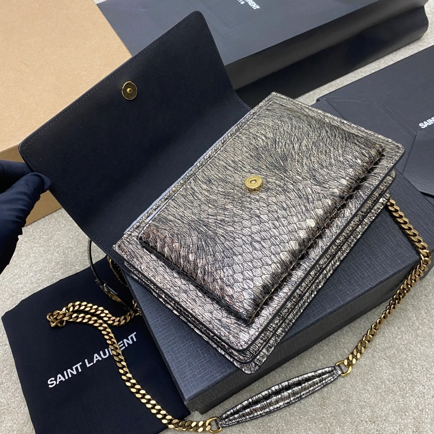 💰1640 Gold Snake Pattern Sheepskin/Gold 🌈Sunset Snake Pattern Model The sheepskin has a snakeskin effect, the scales are a little raised, it is very fragile, please take care of it carefully. Originally made of cowhide, it would be more durable, but the result is not as good as sheepskin, and the genuine product is also sheepskin. Limited edition in designated areas of the counter 👍20250820 Model: 441971 [original leather] Size: 22x16x9cm