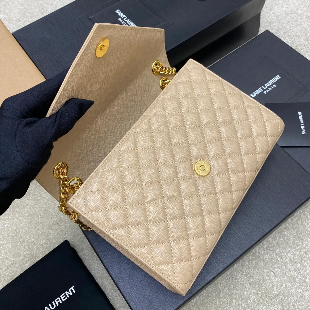 Apricot ball pattern/gold buckle 🌈𝑬𝒏𝒗𝒆𝒍𝒐𝒑𝒆 medium grain embossed quilted genuine leather envelope bag, classic is eternal, the sky-high V pattern and rhombus caviar pattern, Italian original cowhide with eye-catching Y family logo, elegant and fashionable all in one! One chain and three backs, single chain cross-body, double chain single back, single chain single back are all perfect🤗Little fairies of different heights, there is always a way to carry it that suits you❤️20230750 Model: 392739 [original leather] Size: 24x17.5x6cm