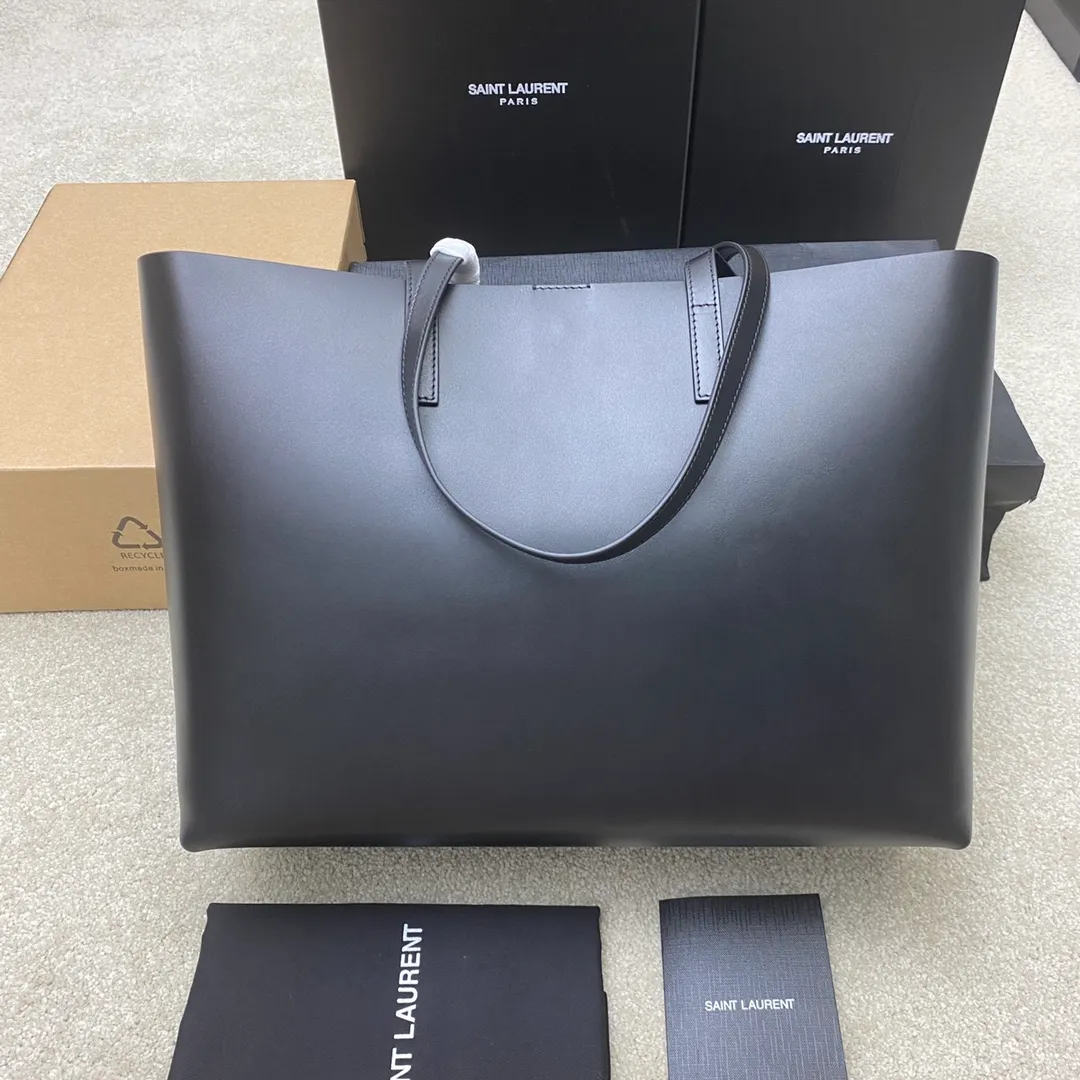 💰2560 Black plain/gold 🌈YSL shopping casual tote bag For large leather bags, the leather requirements are higher, and the fine leather will be extremely damaged. Because it is not a stereotyped bag, but it has to maintain a consistent charm, Gongting is much more cumbersome than ordinary bags! The plain texture is consistent with zp, the inside is turned leather, gold hot stamping, the bag is equipped with a small bag, ysl buckle tag, and it looks simple and elegant! Can be carried on one shoulder and has a large capacity! A must-have artifact for daily travel👍20240880 Model: 394194 [original leather] Size: 38x28x13cm [This size does not come with packaging]