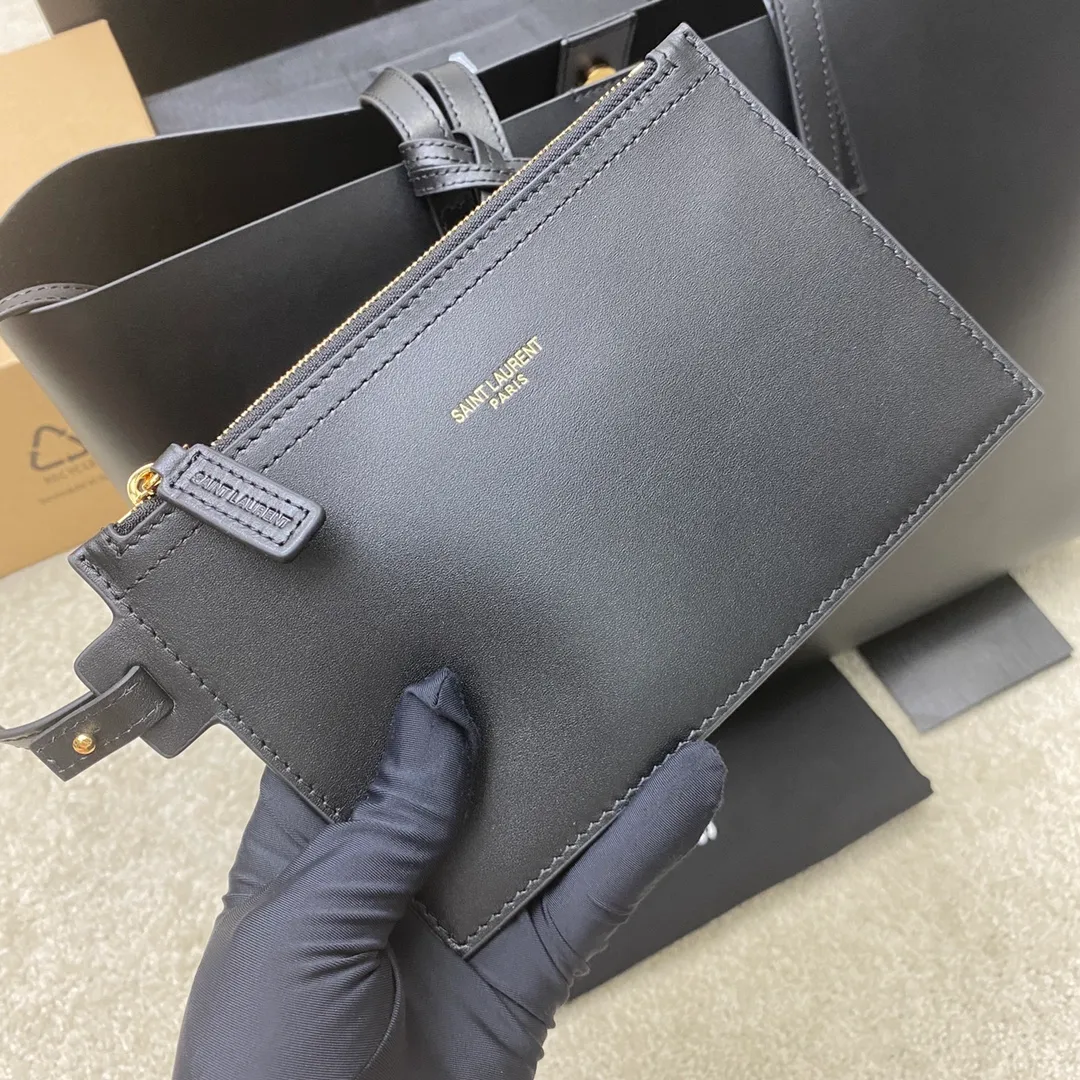 💰2560 Black plain/gold 🌈YSL shopping casual tote bag For large leather bags, the leather requirements are higher, and the fine leather will be extremely damaged. Because it is not a stereotyped bag, but it has to maintain a consistent charm, Gongting is much more cumbersome than ordinary bags! The plain texture is consistent with zp, the inside is turned leather, gold hot stamping, the bag is equipped with a small bag, ysl buckle tag, and it looks simple and elegant! Can be carried on one shoulder and has a large capacity! A must-have artifact for daily travel👍20240880 Model: 394194 [original leather] Size: 38x28x13cm [This size does not come with packaging]