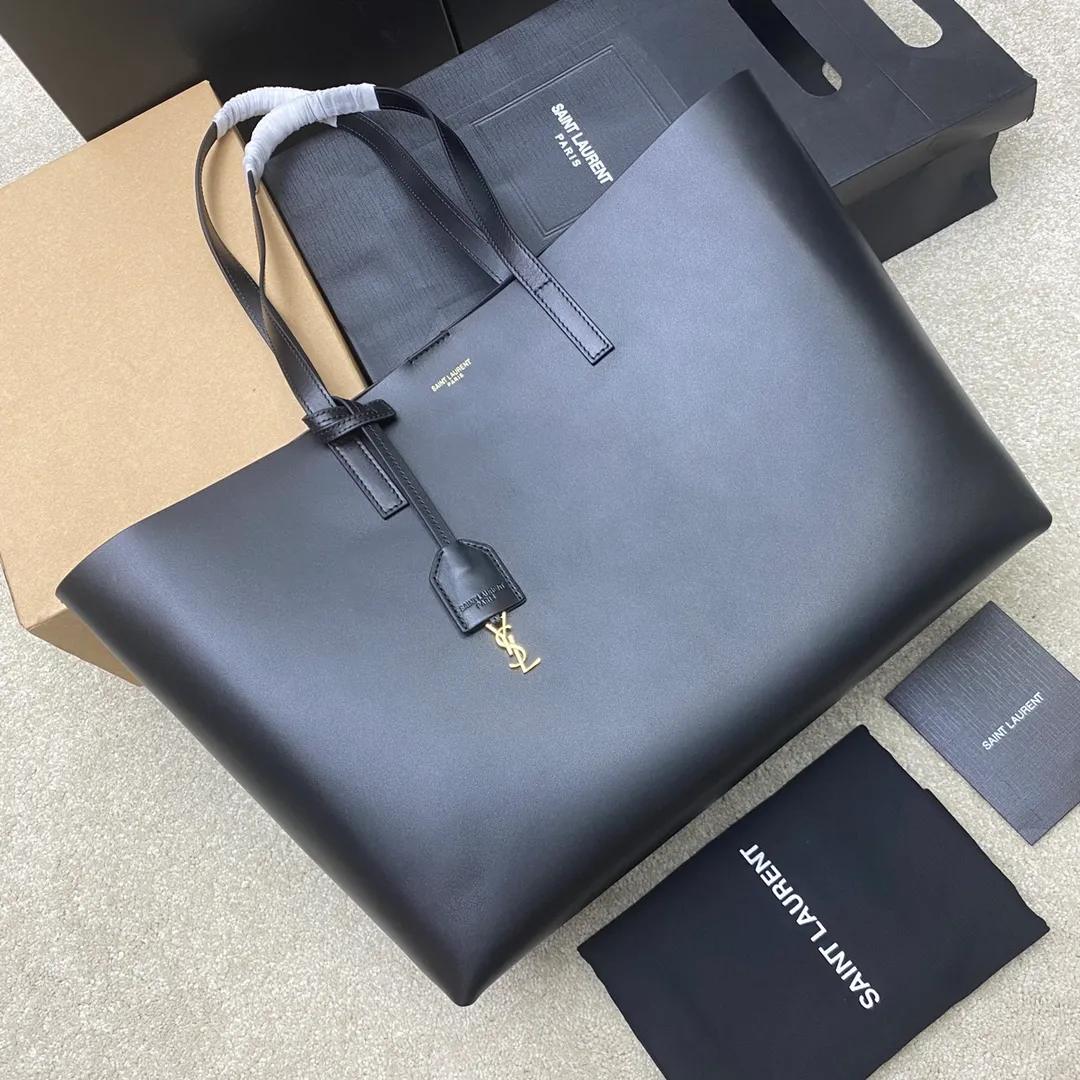 💰2560 Black plain/gold 🌈YSL shopping casual tote bag For large leather bags, the leather requirements are higher, and the fine leather will be extremely damaged. Because it is not a stereotyped bag, but it has to maintain a consistent charm, Gongting is much more cumbersome than ordinary bags! The plain texture is consistent with zp, the inside is turned leather, gold hot stamping, the bag is equipped with a small bag, ysl buckle tag, and it looks simple and elegant! Can be carried on one shoulder and has a large capacity! A must-have artifact for daily travel👍20240880 Model: 394194 [original leather] Size: 38x28x13cm [This size does not come with packaging]