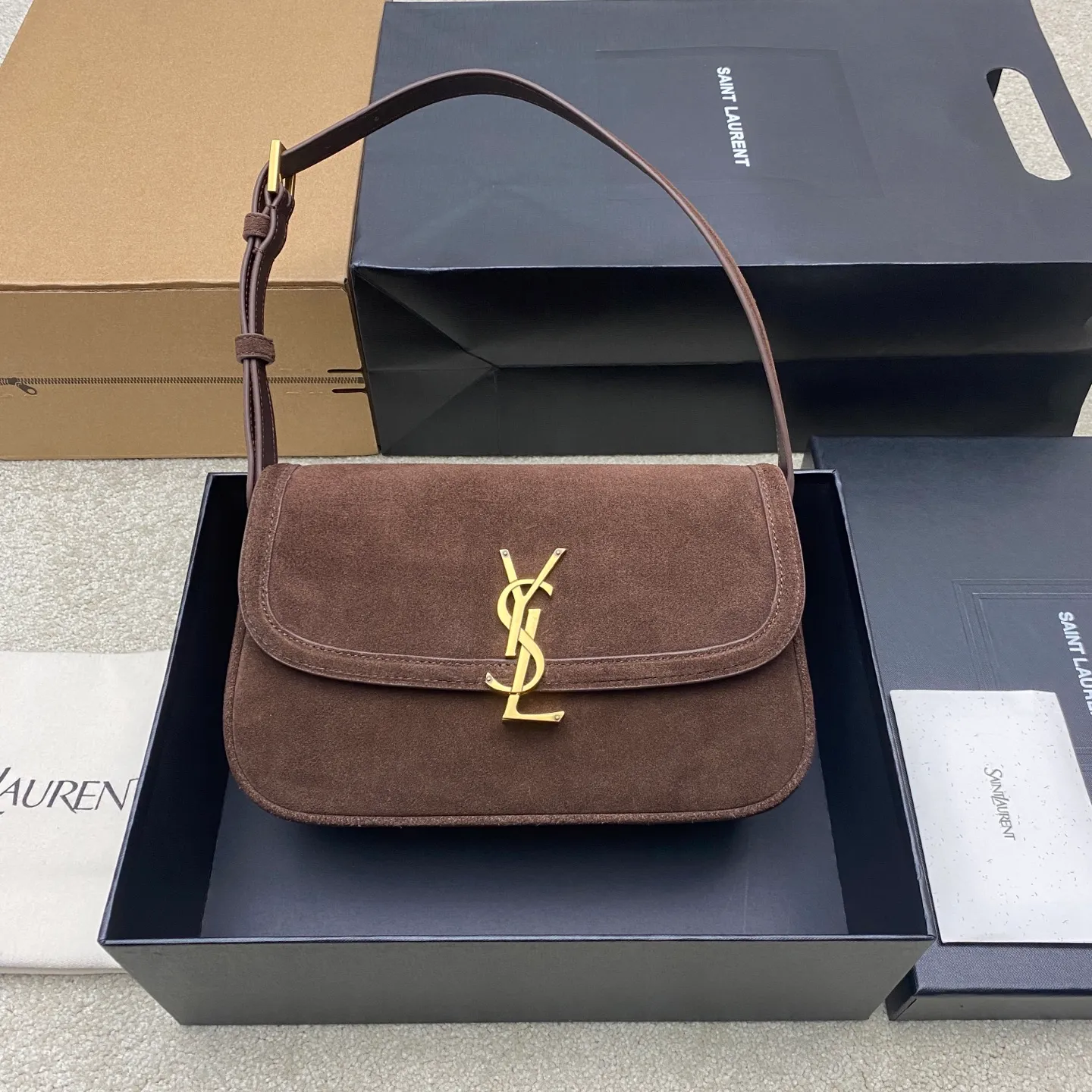 Coffee frosted/gold 🌈【𝙎𝙊𝙇𝙁𝙀𝙍𝙄𝙉𝙊】 Yves Saint Laurent has released another fairy bag 😍 Not bad~ The latest YSL tofu bag that Rose loves to carry has arrived~ BOX leather handbag! LE CASSANDRE lock closure, fully lined with sheepskin, and rounded lines make it different from the original version and unique. This handbag is light and exquisite, with retro opening and closing hardware, and adjustable shoulder straps, making it easy to carry on the shoulder! A versatile bag with retro style, elegance, intellectuality and generosity! It’s too retro! 20250880 Model: 832330 [original leather] Size: 24.5x15x8.5cm Shoulder strap length: 21cm