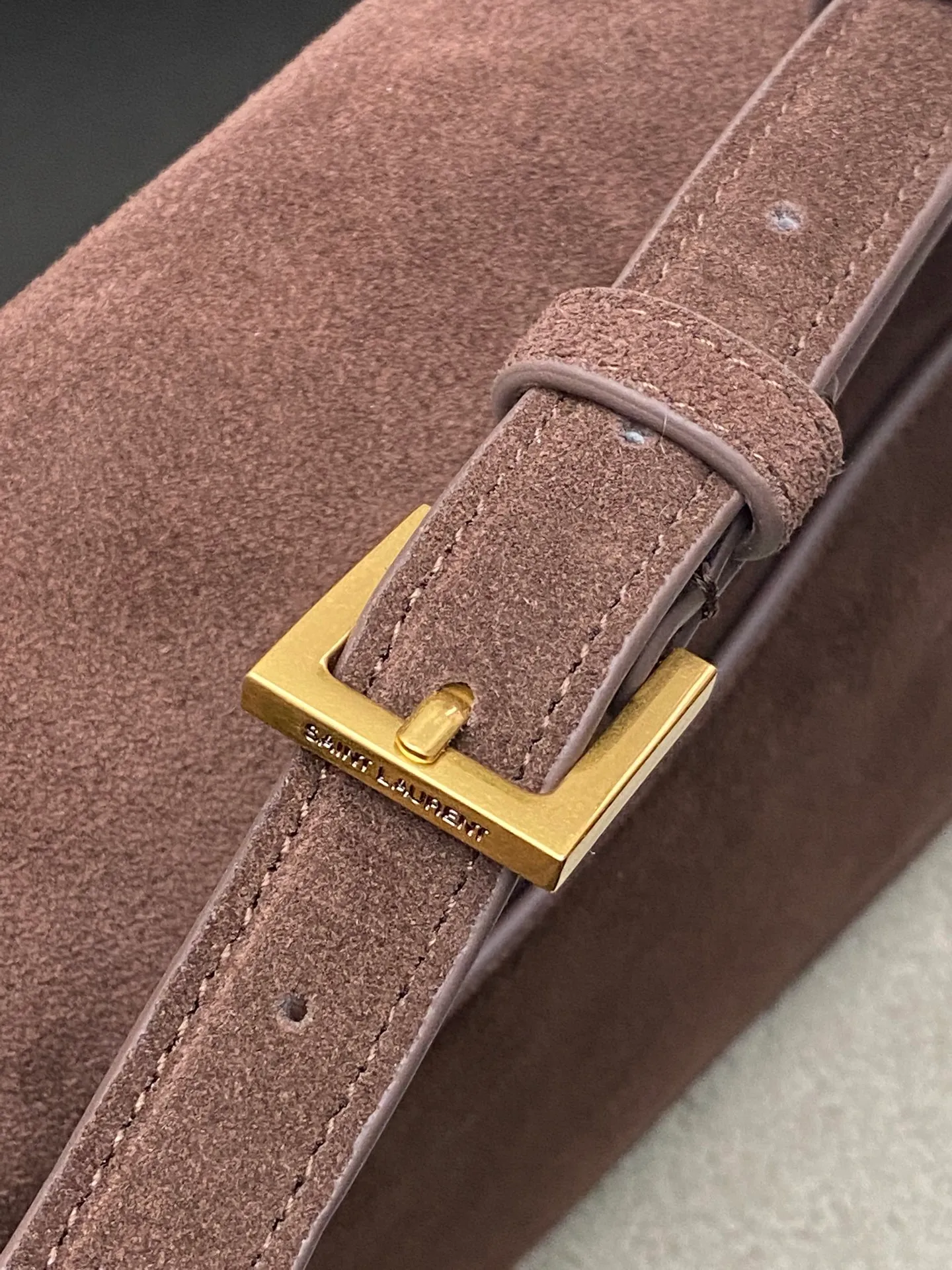 Coffee frosted/gold 🌈【𝙎𝙊𝙇𝙁𝙀𝙍𝙄𝙉𝙊】 Yves Saint Laurent has released another fairy bag 😍 Not bad~ The latest YSL tofu bag that Rose loves to carry has arrived~ BOX leather handbag! LE CASSANDRE lock closure, fully lined with sheepskin, and rounded lines make it different from the original version and unique. This handbag is light and exquisite, with retro opening and closing hardware, and adjustable shoulder straps, making it easy to carry on the shoulder! A versatile bag with retro style, elegance, intellectuality and generosity! It’s too retro! 20250880 Model: 832330 [original leather] Size: 24.5x15x8.5cm Shoulder strap length: 21cm