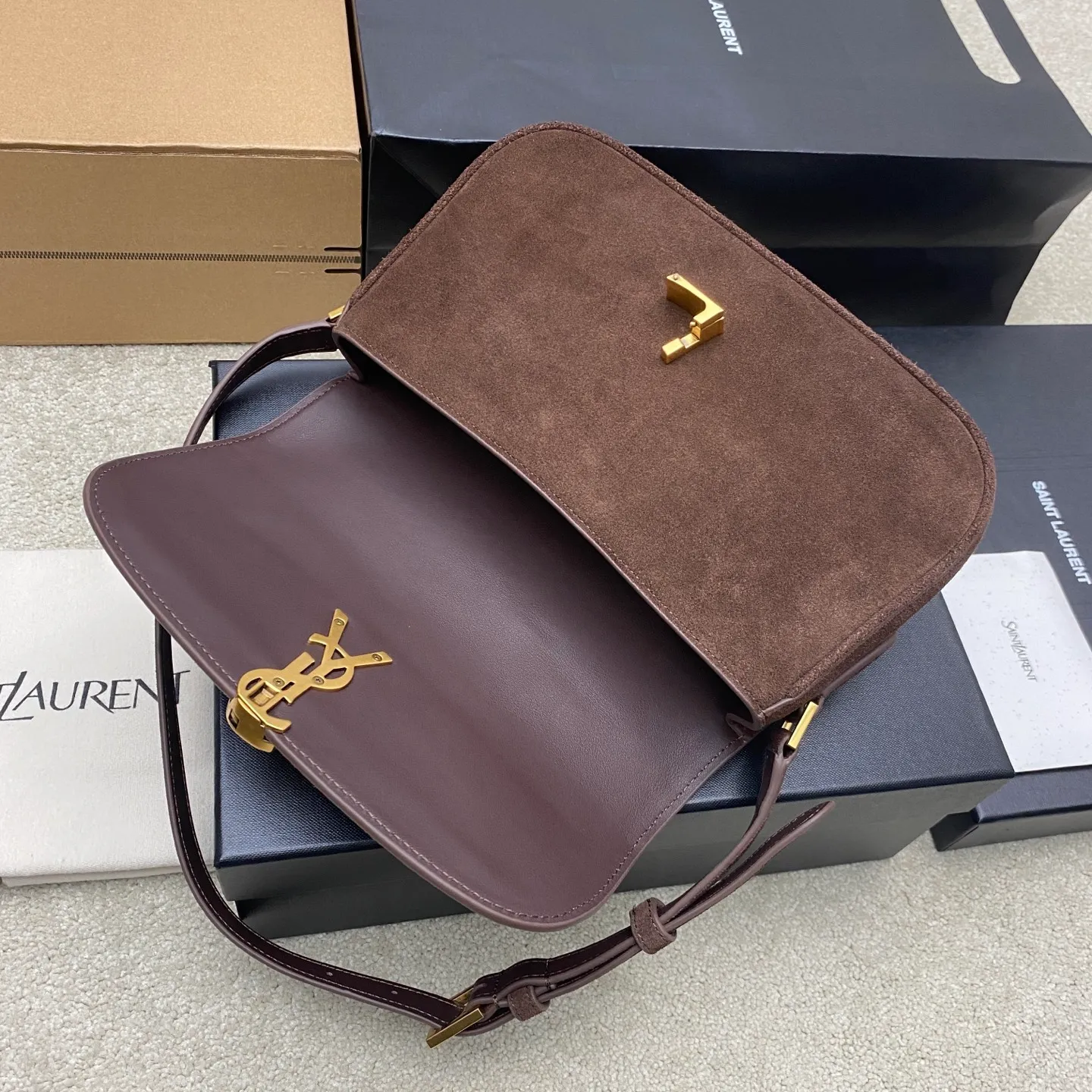 Coffee frosted/gold 🌈【𝙎𝙊𝙇𝙁𝙀𝙍𝙄𝙉𝙊】 Yves Saint Laurent has released another fairy bag 😍 Not bad~ The latest YSL tofu bag that Rose loves to carry has arrived~ BOX leather handbag! LE CASSANDRE lock closure, fully lined with sheepskin, and rounded lines make it different from the original version and unique. This handbag is light and exquisite, with retro opening and closing hardware, and adjustable shoulder straps, making it easy to carry on the shoulder! A versatile bag with retro style, elegance, intellectuality and generosity! It’s too retro! 20250880 Model: 832330 [original leather] Size: 24.5x15x8.5cm Shoulder strap length: 21cm