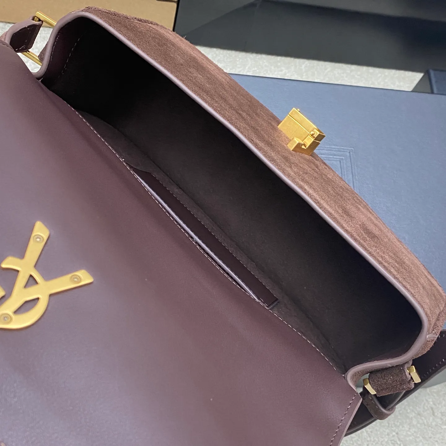 Coffee frosted/gold 🌈【𝙎𝙊𝙇𝙁𝙀𝙍𝙄𝙉𝙊】 Yves Saint Laurent has released another fairy bag 😍 Not bad~ The latest YSL tofu bag that Rose loves to carry has arrived~ BOX leather handbag! LE CASSANDRE lock closure, fully lined with sheepskin, and rounded lines make it different from the original version and unique. This handbag is light and exquisite, with retro opening and closing hardware, and adjustable shoulder straps, making it easy to carry on the shoulder! A versatile bag with retro style, elegance, intellectuality and generosity! It’s too retro! 20250880 Model: 832330 [original leather] Size: 24.5x15x8.5cm Shoulder strap length: 21cm