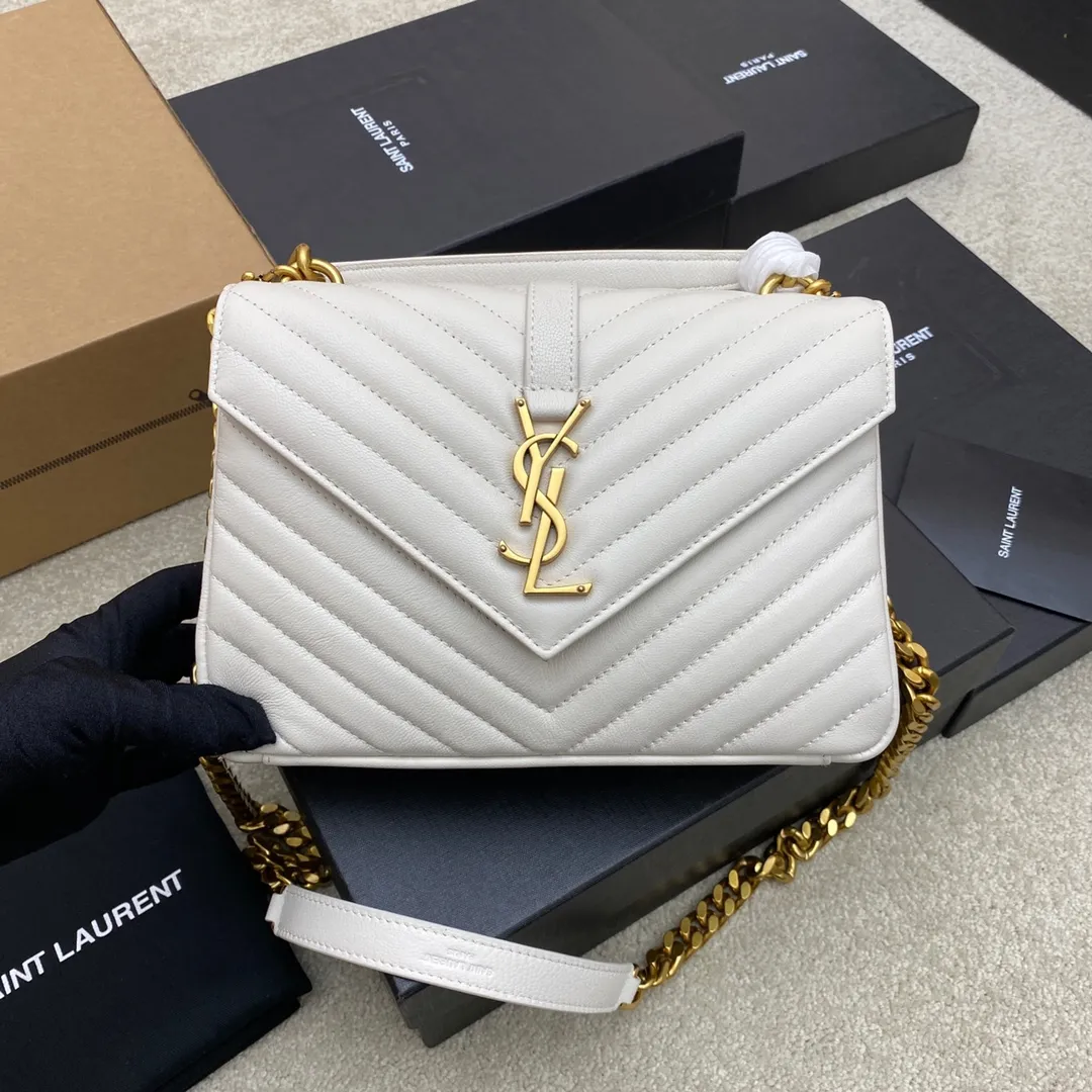 Milky white goatskin/antique silver 🌈1000-year-old messenger bag, a street photography artifact 👍The preferred style of many celebrities and Hollywood goddesses. It looks good no matter how you wear it, and it doesn’t feel out of place. It looks casual and handsome when paired with casual wear. It looks elegant and luxurious when paired with formal wear. It is a bag that can be carried on any occasion! ! This year’s in bag must be you 😎20230750 Model: 392737 [original leather] Size: 24x17x6cm