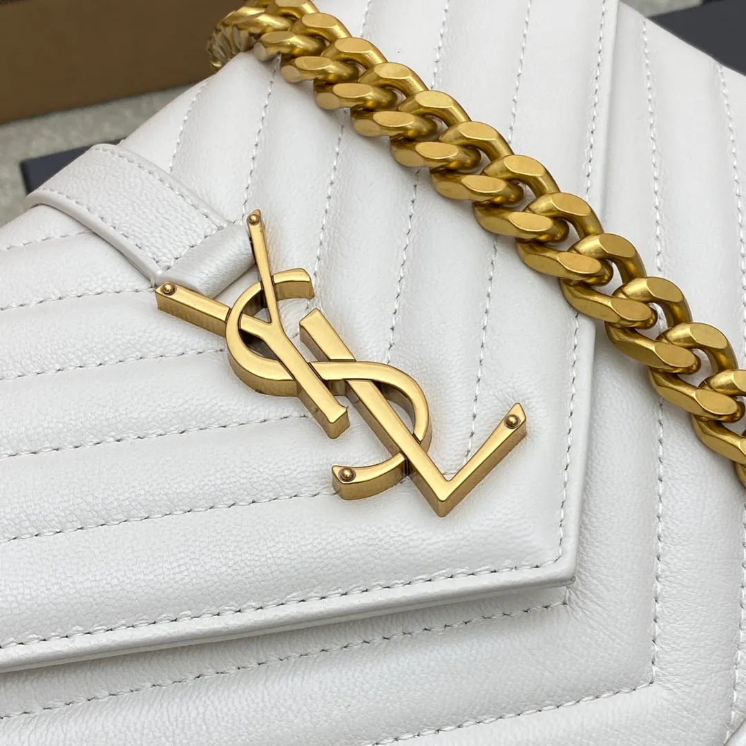 Milky white goatskin/antique silver 🌈1000-year-old messenger bag, a street photography artifact 👍The preferred style of many celebrities and Hollywood goddesses. It looks good no matter how you wear it, and it doesn’t feel out of place. It looks casual and handsome when paired with casual wear. It looks elegant and luxurious when paired with formal wear. It is a bag that can be carried on any occasion! ! This year’s in bag must be you 😎20230750 Model: 392737 [original leather] Size: 24x17x6cm