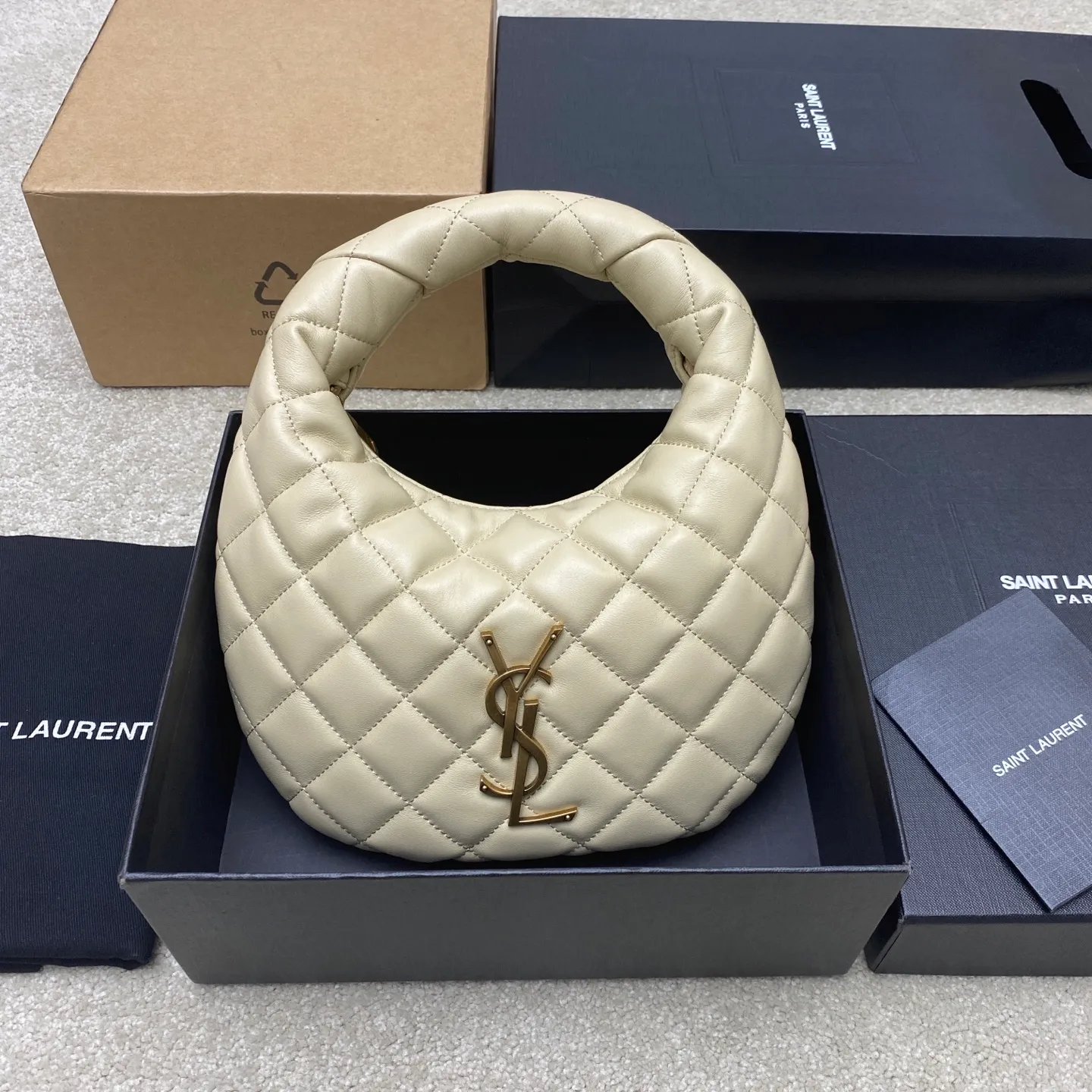 Light apricot sheepskin/gold 🌈ICARE baby nappa sheepskin handbag The much-anticipated croissant-shaped bag 🥐 makes its debut, embellished with the iconic metal logo, perfectly combining retro and modern feel, making it one of the most anticipated It Bags this season. Whether it's for daily outings or night parties, this bag can be easily carried! 20250750 Model: 851689 [original leather] Size: 17cm×18×4cm