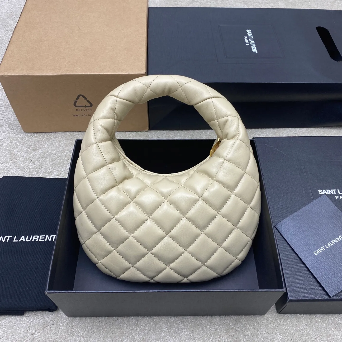 Light apricot sheepskin/gold 🌈ICARE baby nappa sheepskin handbag The much-anticipated croissant-shaped bag 🥐 makes its debut, embellished with the iconic metal logo, perfectly combining retro and modern feel, making it one of the most anticipated It Bags this season. Whether it's for daily outings or night parties, this bag can be easily carried! 20250750 Model: 851689 [original leather] Size: 17cm×18×4cm