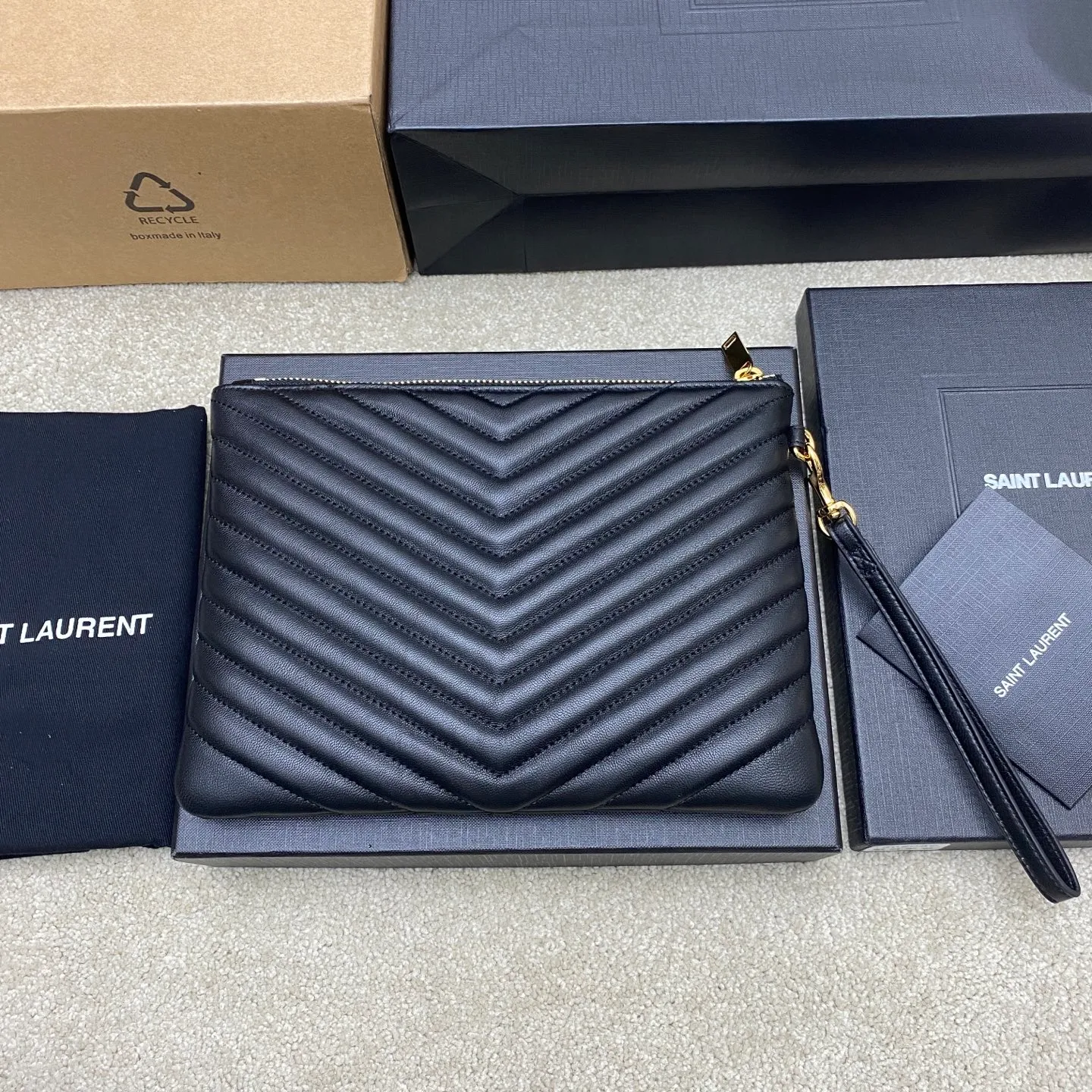 💰900 black sheepskin/gold 🌈YSL Saint Laurent Paris new black classic clutch calfskin zipper, soft and shiny elegant and generous quilting process rhombus quilted soft lambskin clutch! Exquisite craftsmanship creates every detail, from touch to texture, exuding high-end elegance! 20250450 Model: 379039 [original leather] Size: 24x17 (small size)