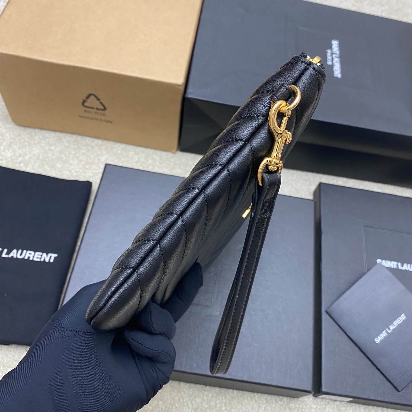 💰900 black sheepskin/gold 🌈YSL Saint Laurent Paris new black classic clutch calfskin zipper, soft and shiny elegant and generous quilting process rhombus quilted soft lambskin clutch! Exquisite craftsmanship creates every detail, from touch to texture, exuding high-end elegance! 20250450 Model: 379039 [original leather] Size: 24x17 (small size)