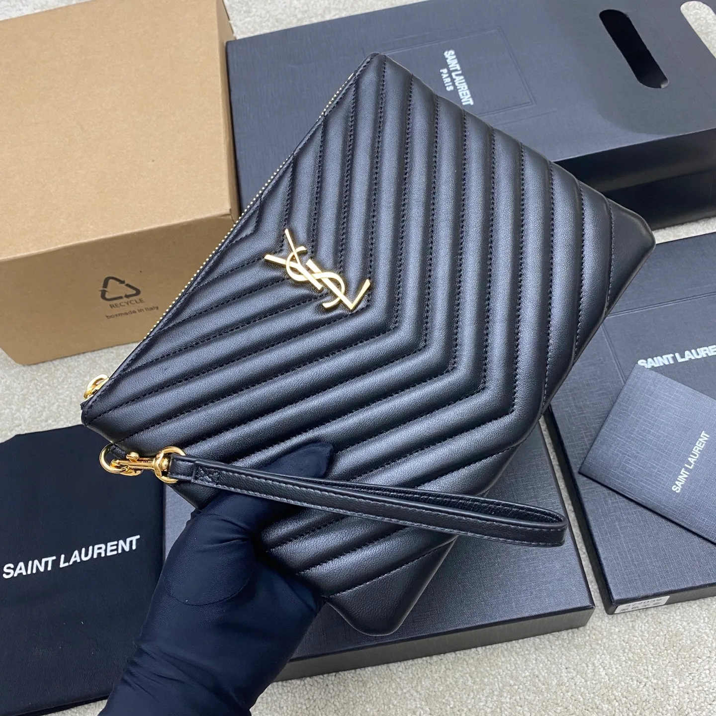 💰900 black sheepskin/gold 🌈YSL Saint Laurent Paris new black classic clutch calfskin zipper, soft and shiny elegant and generous quilting process rhombus quilted soft lambskin clutch! Exquisite craftsmanship creates every detail, from touch to texture, exuding high-end elegance! 20250450 Model: 379039 [original leather] Size: 24x17 (small size)
