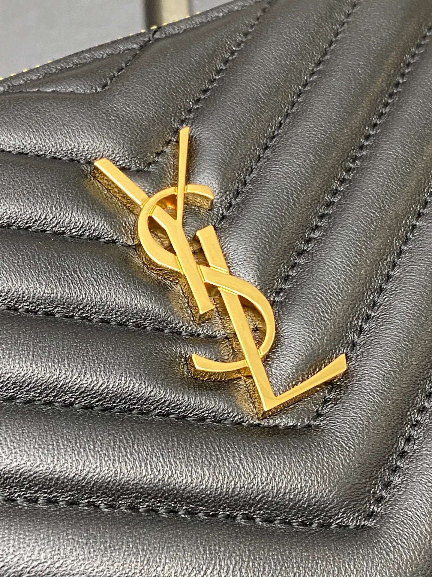 💰900 black sheepskin/gold 🌈YSL Saint Laurent Paris new black classic clutch calfskin zipper, soft and shiny elegant and generous quilting process rhombus quilted soft lambskin clutch! Exquisite craftsmanship creates every detail, from touch to texture, exuding high-end elegance! 20250450 Model: 379039 [original leather] Size: 24x17 (small size)