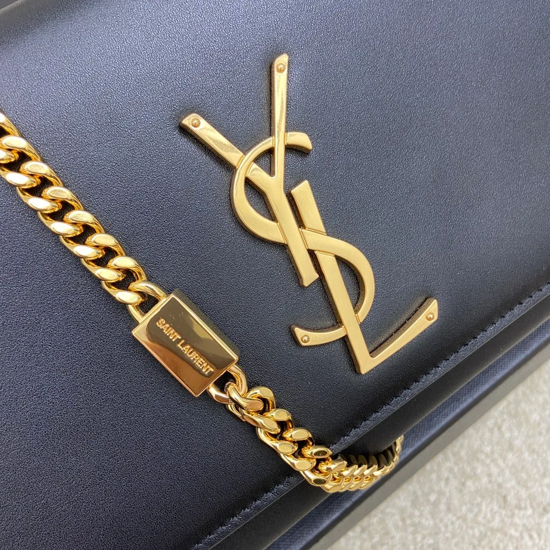 💰1260 South African black leather/gold buckle [original leather] 🌈Y’s most classic style Kate chain crossbody bag! A versatile style that is a must-have in every girl’s wardrobe! High-quality original South African cowhide, wear-resistant and scratch-resistant, no need to take special care of it💫Believe me, kate is definitely an eternal classic. No one would dare to call themselves fashionable without a Y family tassel bag👍20210630 Model: 354021 Size: 24*14.5*5.5cm