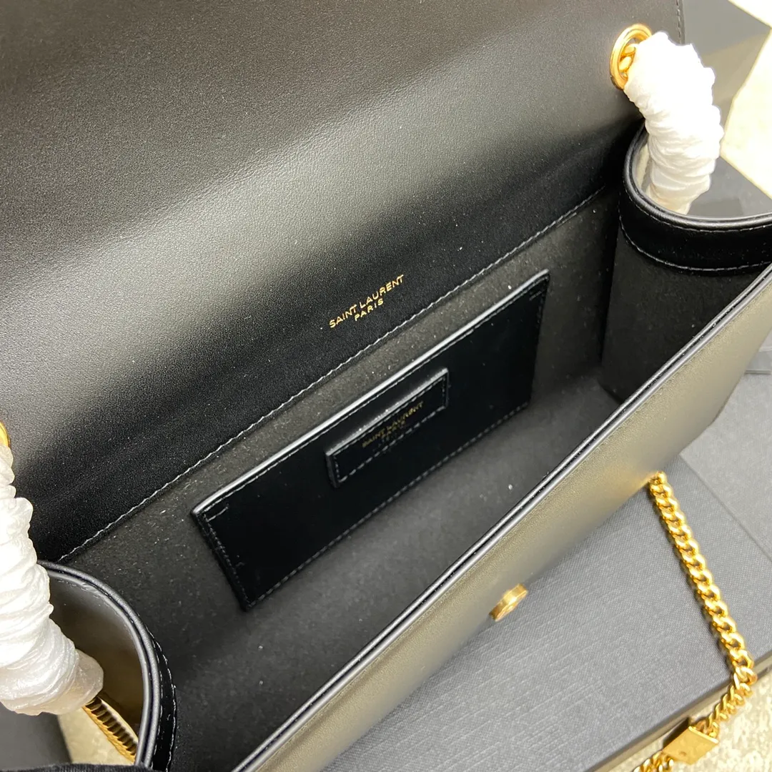 💰1260 South African black leather/gold buckle [original leather] 🌈Y’s most classic style Kate chain crossbody bag! A versatile style that is a must-have in every girl’s wardrobe! High-quality original South African cowhide, wear-resistant and scratch-resistant, no need to take special care of it💫Believe me, kate is definitely an eternal classic. No one would dare to call themselves fashionable without a Y family tassel bag👍20210630 Model: 354021 Size: 24*14.5*5.5cm
