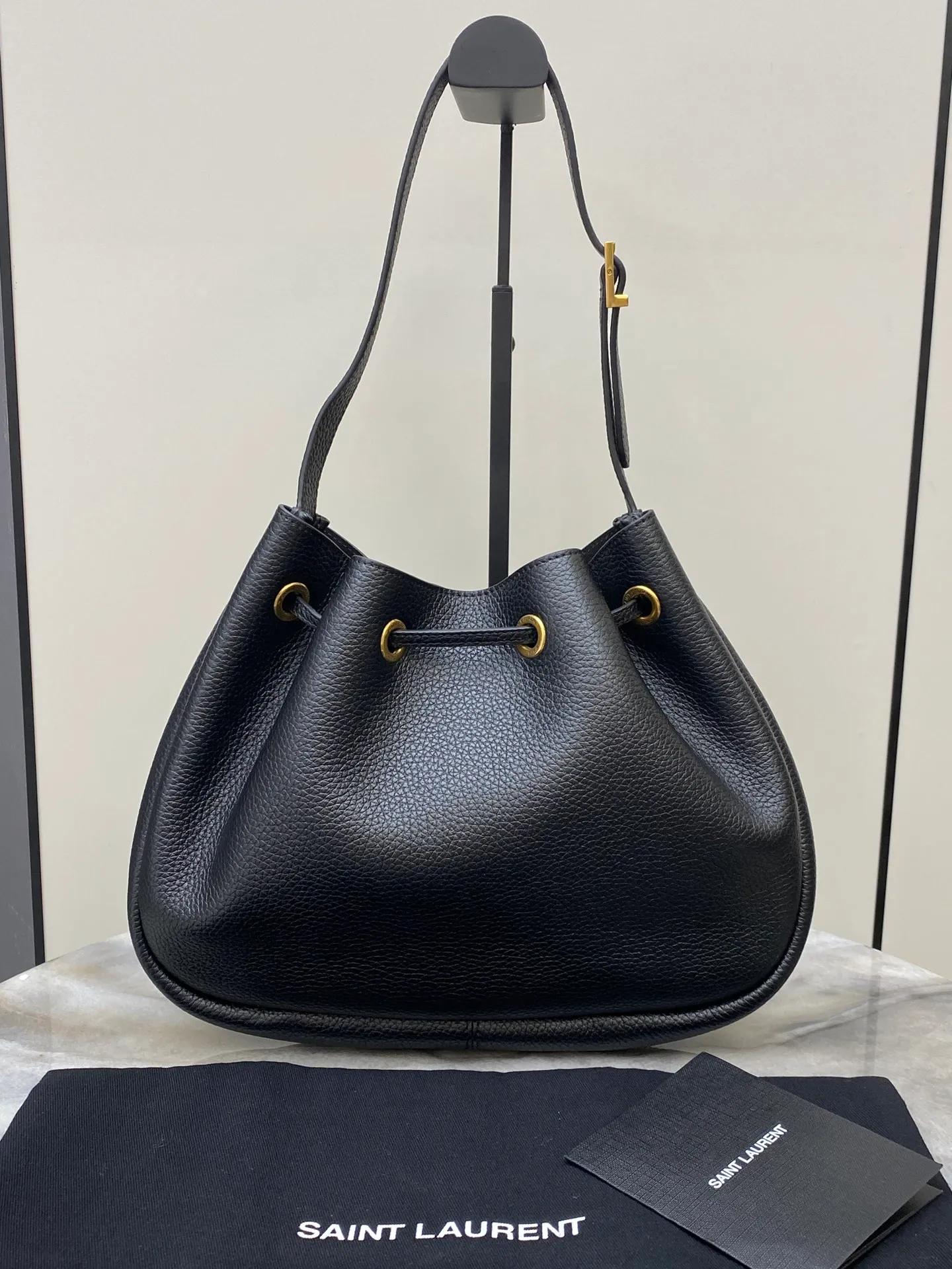 💰1700 Black pebbled/antique gold 🌈YSL new autumn and winter PARIS VII grain leather small HOBO bucket bag. Cowhide drawstring closure, decorated with the iconic CASSANDRE pendant, and tonal suede lining👑This handbag is elegant and soft, equipped with a card holder and adjustable shoulder strap for personalized wearing👍20240850 Model: 796626 [original leather] Size: 30×25×3cm