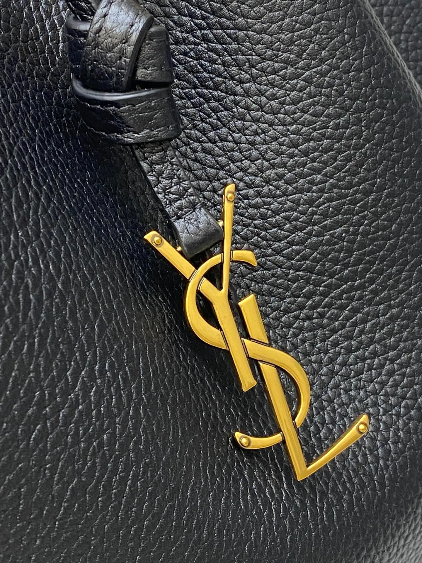 💰1700 Black pebbled/antique gold 🌈YSL new autumn and winter PARIS VII grain leather small HOBO bucket bag. Cowhide drawstring closure, decorated with the iconic CASSANDRE pendant, and tonal suede lining👑This handbag is elegant and soft, equipped with a card holder and adjustable shoulder strap for personalized wearing👍20240850 Model: 796626 [original leather] Size: 30×25×3cm