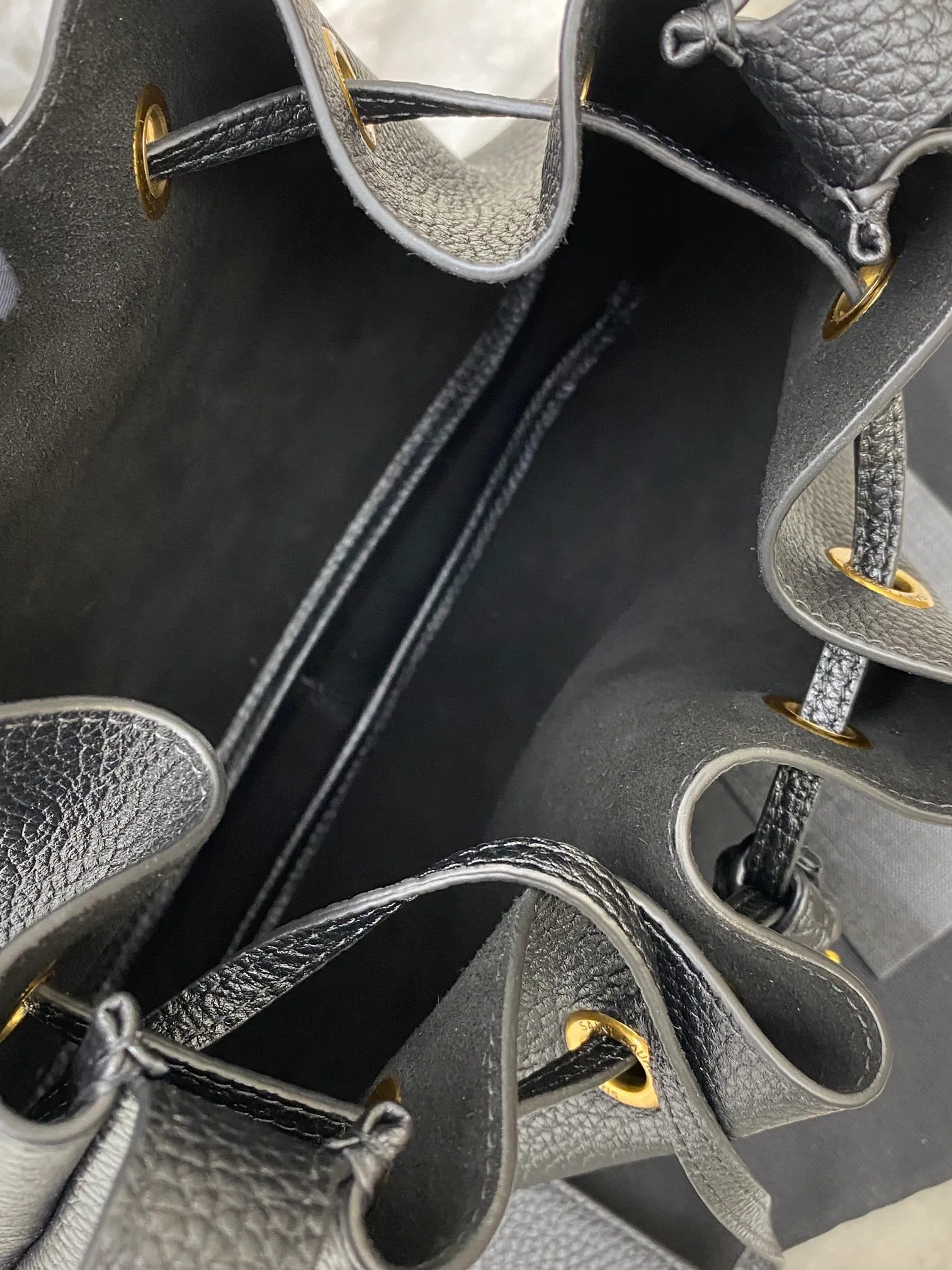 💰1700 Black pebbled/antique gold 🌈YSL new autumn and winter PARIS VII grain leather small HOBO bucket bag. Cowhide drawstring closure, decorated with the iconic CASSANDRE pendant, and tonal suede lining👑This handbag is elegant and soft, equipped with a card holder and adjustable shoulder strap for personalized wearing👍20240850 Model: 796626 [original leather] Size: 30×25×3cm