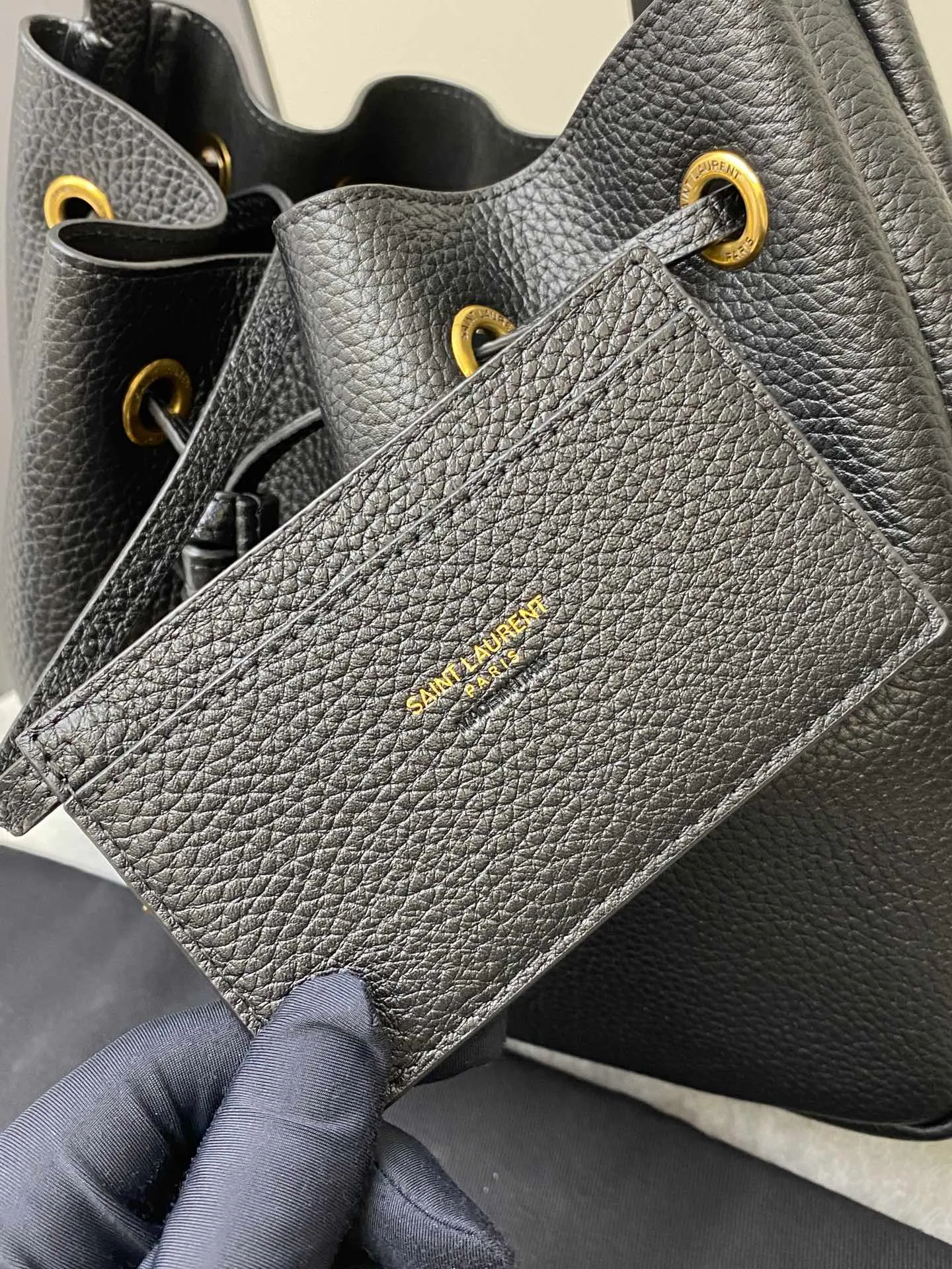 💰1700 Black pebbled/antique gold 🌈YSL new autumn and winter PARIS VII grain leather small HOBO bucket bag. Cowhide drawstring closure, decorated with the iconic CASSANDRE pendant, and tonal suede lining👑This handbag is elegant and soft, equipped with a card holder and adjustable shoulder strap for personalized wearing👍20240850 Model: 796626 [original leather] Size: 30×25×3cm