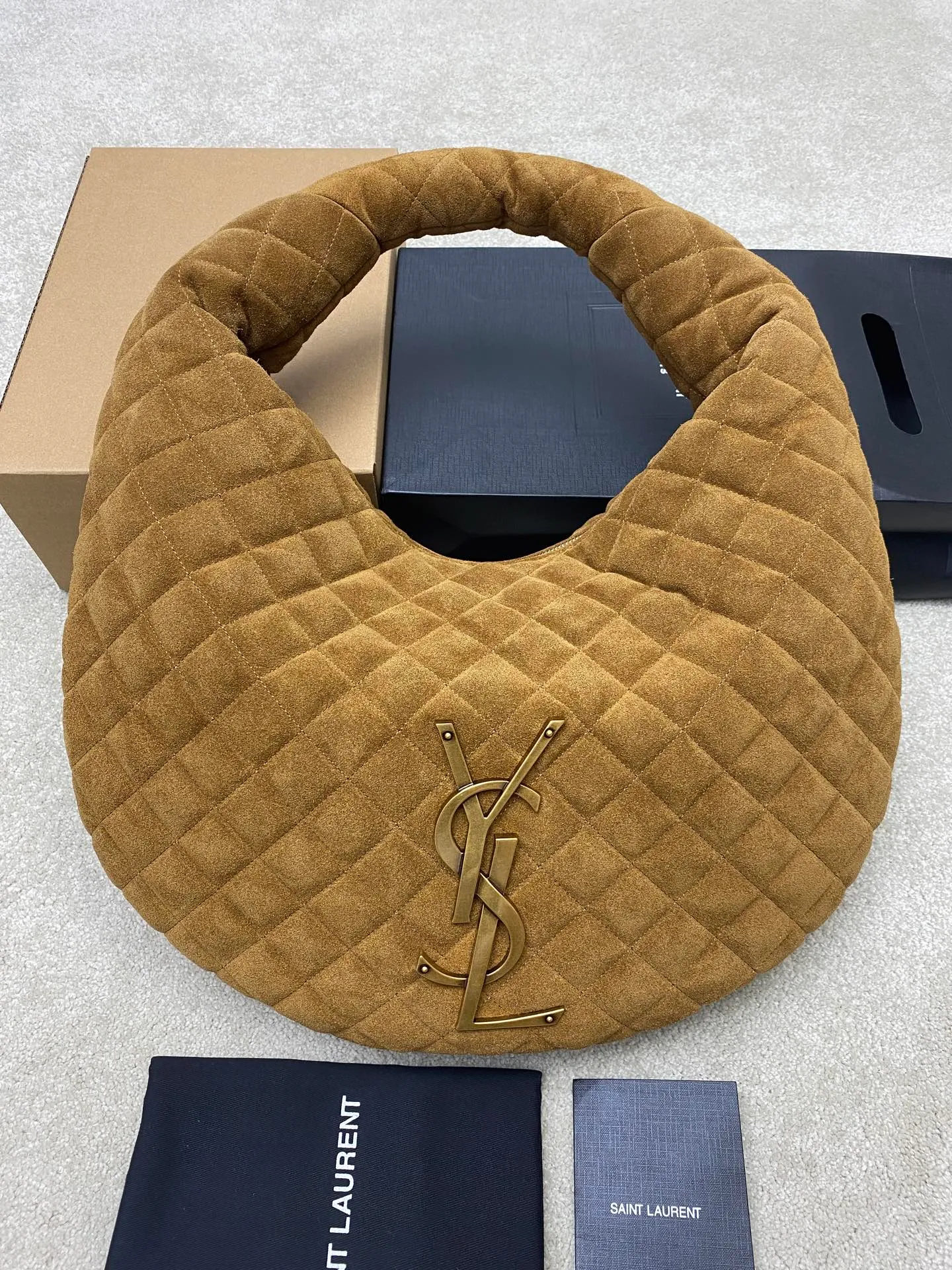 Matte brown/gold 🌈New ICARE baby suede handbag The much-anticipated croissant-shaped bag 🥐 makes its debut, embellished with the iconic metal logo, perfectly combining retro and modern feel, making it one of the most anticipated It Bags this season. Whether it's for daily outings or night parties, this bag can be easily carried! 202501050 Model: 858160 [Original leather] Size: 47x35x15 [This size does not come with packaging]