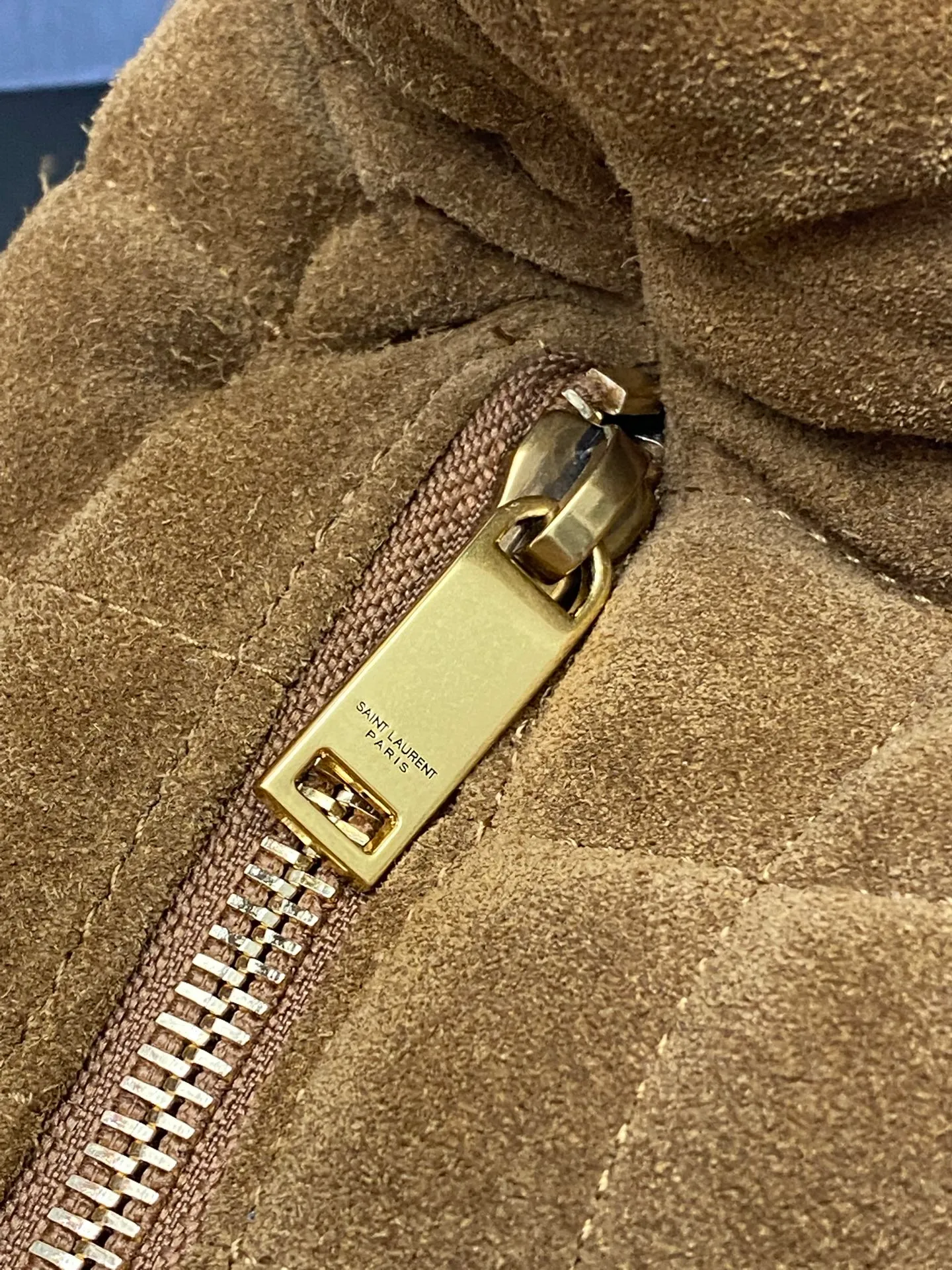 Matte brown/gold 🌈New ICARE baby suede handbag The much-anticipated croissant-shaped bag 🥐 makes its debut, embellished with the iconic metal logo, perfectly combining retro and modern feel, making it one of the most anticipated It Bags this season. Whether it's for daily outings or night parties, this bag can be easily carried! 202501050 Model: 858160 [Original leather] Size: 47x35x15 [This size does not come with packaging]