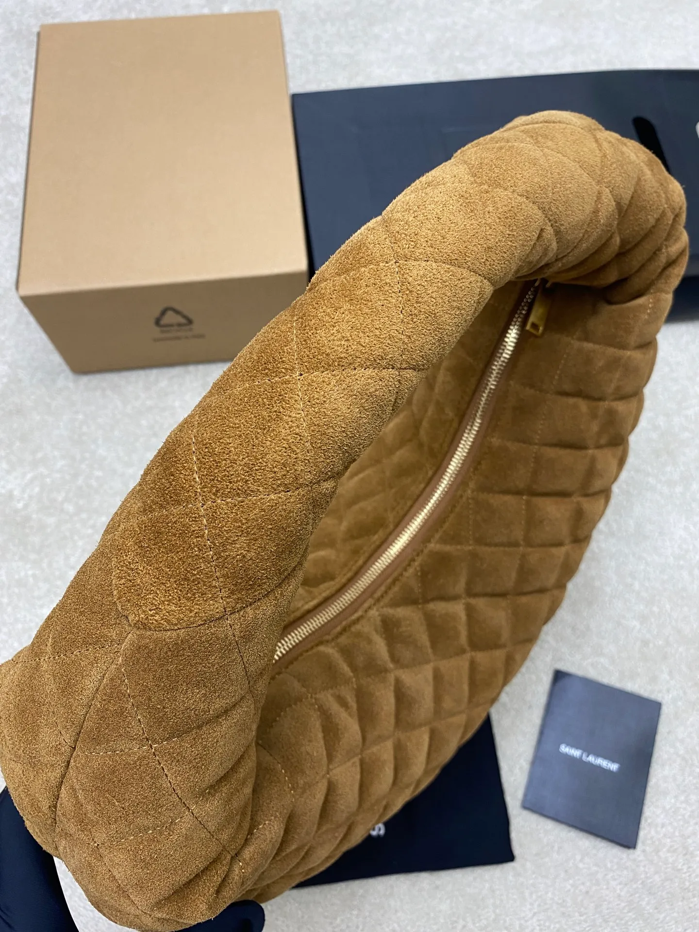 Matte brown/gold 🌈New ICARE baby suede handbag The much-anticipated croissant-shaped bag 🥐 makes its debut, embellished with the iconic metal logo, perfectly combining retro and modern feel, making it one of the most anticipated It Bags this season. Whether it's for daily outings or night parties, this bag can be easily carried! 202501050 Model: 858160 [Original leather] Size: 47x35x15 [This size does not come with packaging]