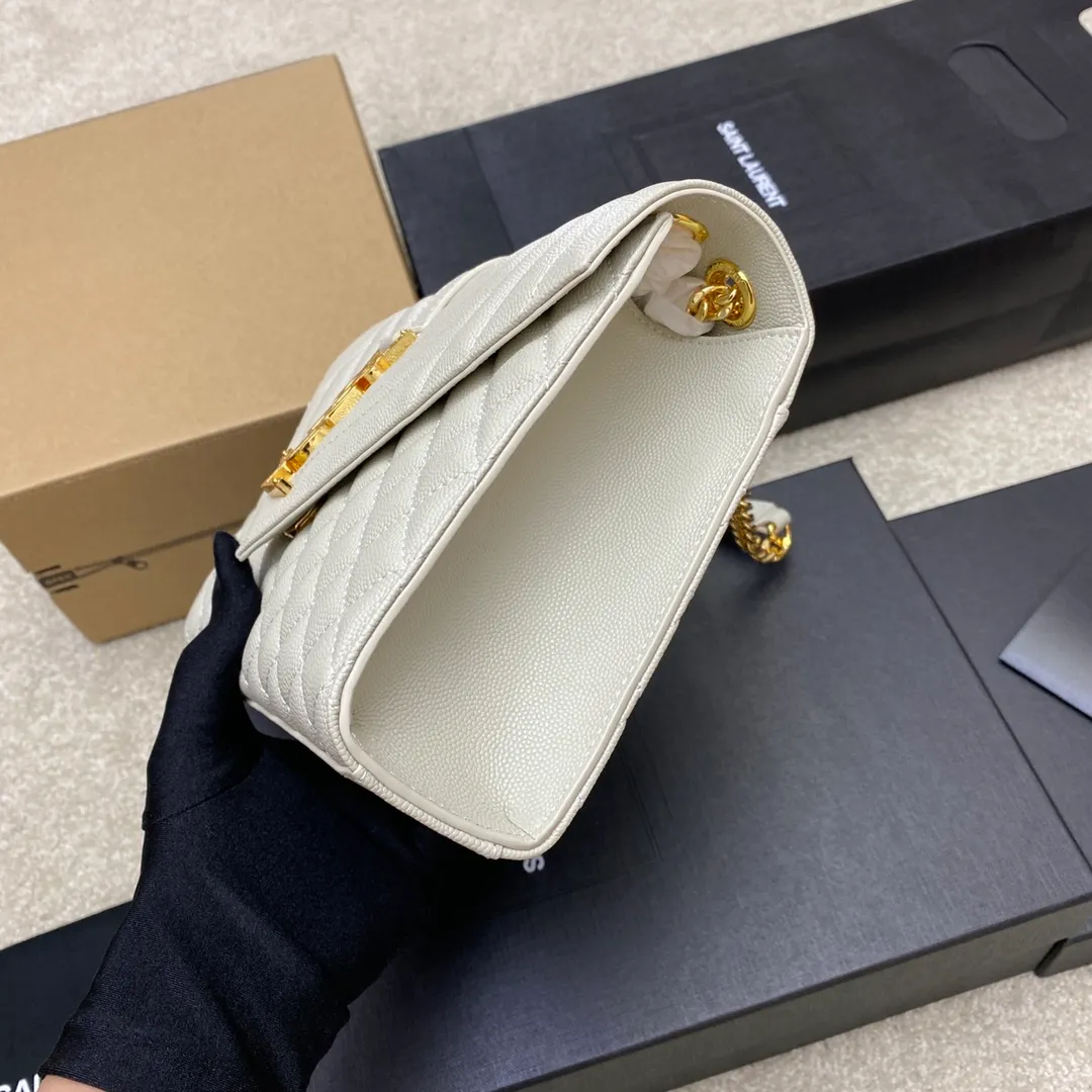 White ball pattern/gold buckle 🌈𝑬𝒏𝒗𝒆𝒍𝒐𝒑𝒆 medium grain embossed quilted genuine leather envelope bag, classic is eternal, the sky-high V pattern and rhombus caviar pattern, Italian original cowhide with eye-catching Y family logo, elegant and fashionable all in one! One chain and three backs, single chain cross-body, double chain single back, single chain single back are all perfect🤗Little fairies of different heights, there is always a way to carry it that suits you❤️20230750 Model: 392739 [original leather] Size: 24x17.5x6cm