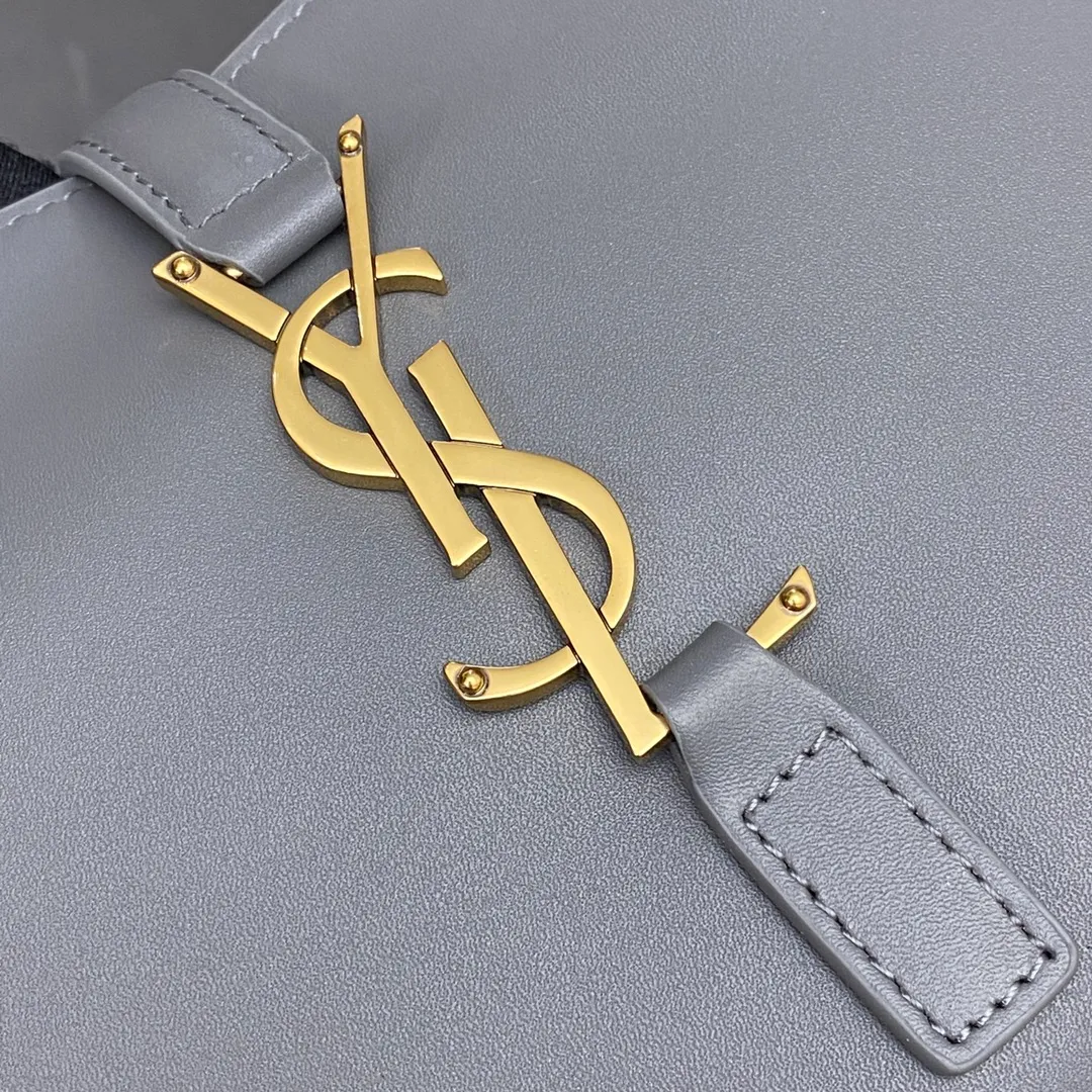 Gray plain/gold buckle 🌈2022 spring and summer new armpit bag hobo bag! One of this year’s treasure bags👍Minimalist shape + metal logo buckle opening and closing design Adjustable shoulder straps Simple, beautiful and high-end feeling The bag is light and easy to match The wife is so beautiful l The bag has sufficient capacity💋20210680 Model: 657228 [Original leather] Size: 24.5*14*6cm