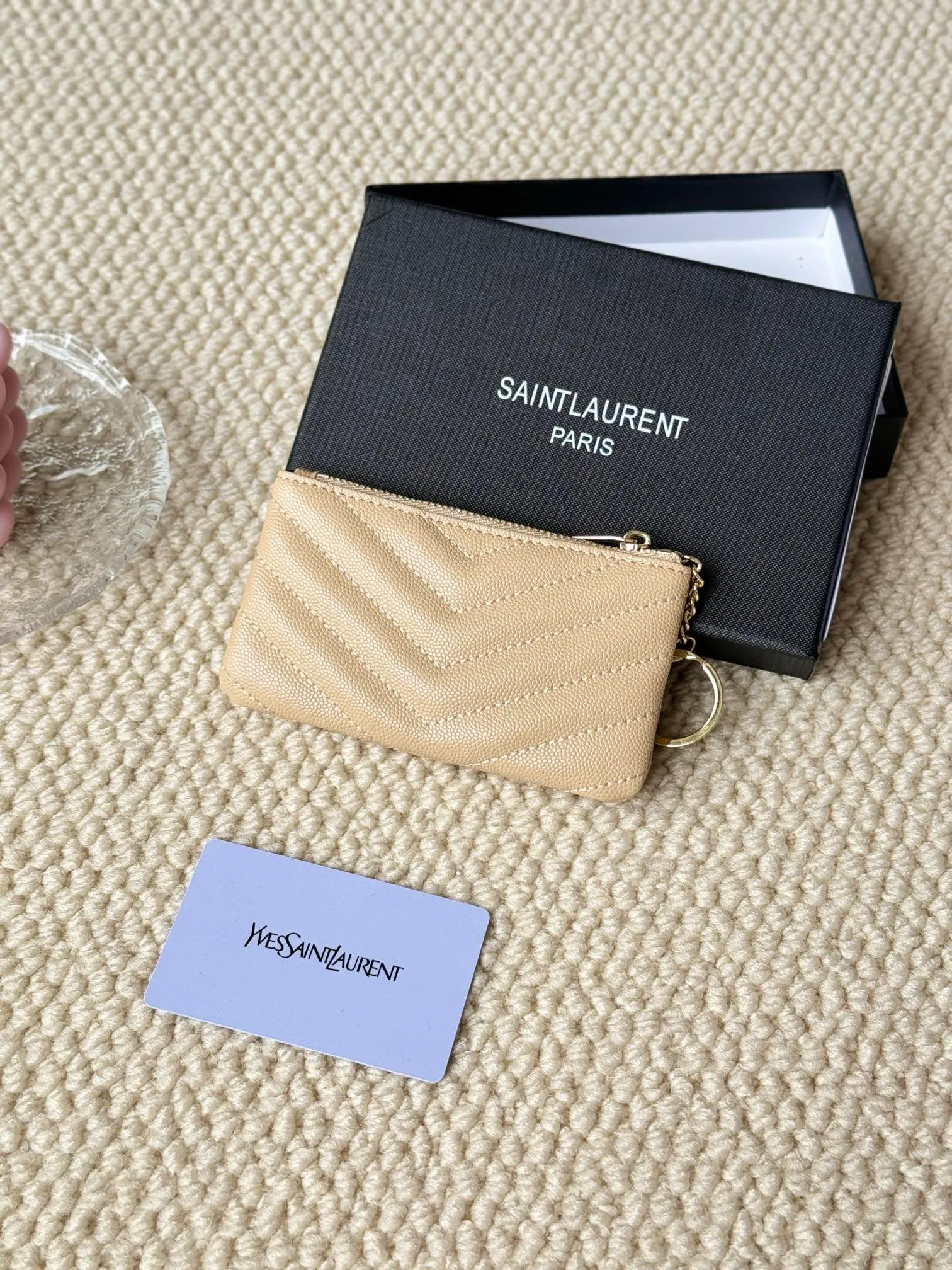 💰140 The first key bag in the ysl series, a V-shaped chain bag, matching key ring, grosgrain lining, and exquisite hardware make this small leather bag particularly good. It can be used as a key bag or coin purse, suitable for men and women. Great for giving as a gift or for personal use! Style number: 438386 Size: 13x7.5x2cm
